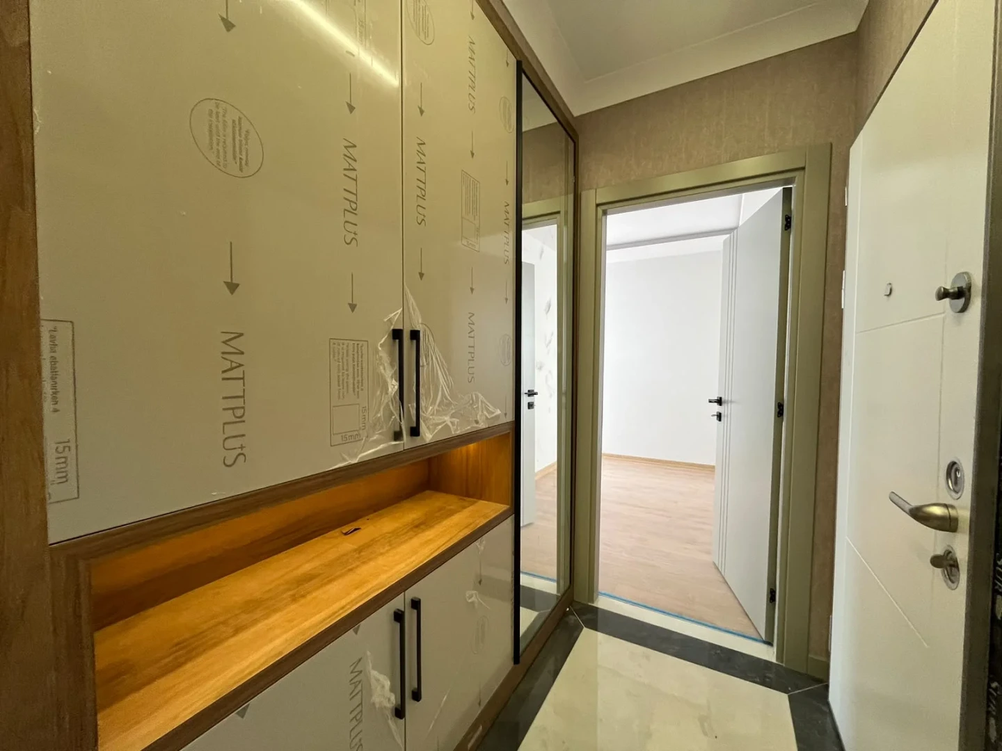 YÜKSELDEN AKÇAY MERKEZDE DENİZE 300MT YERDEN ISITMALI 2+1 DAİRE