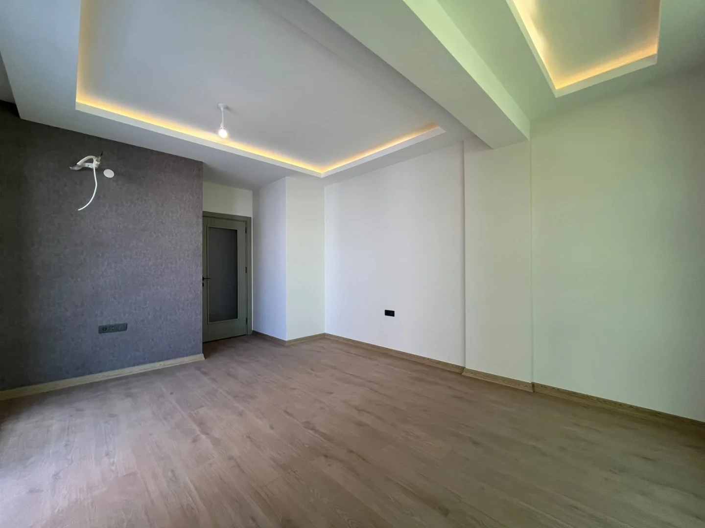 YÜKSELDEN AKÇAY MERKEZDE DENİZE 300MT YERDEN ISITMALI 2+1 DAİRE