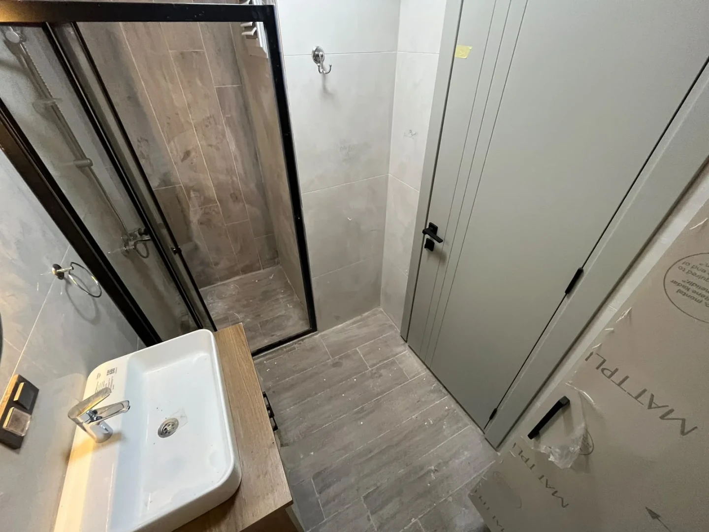 YÜKSELDEN AKÇAY MERKEZDE DENİZE 300MT YERDEN ISITMALI 2+1 DAİRE