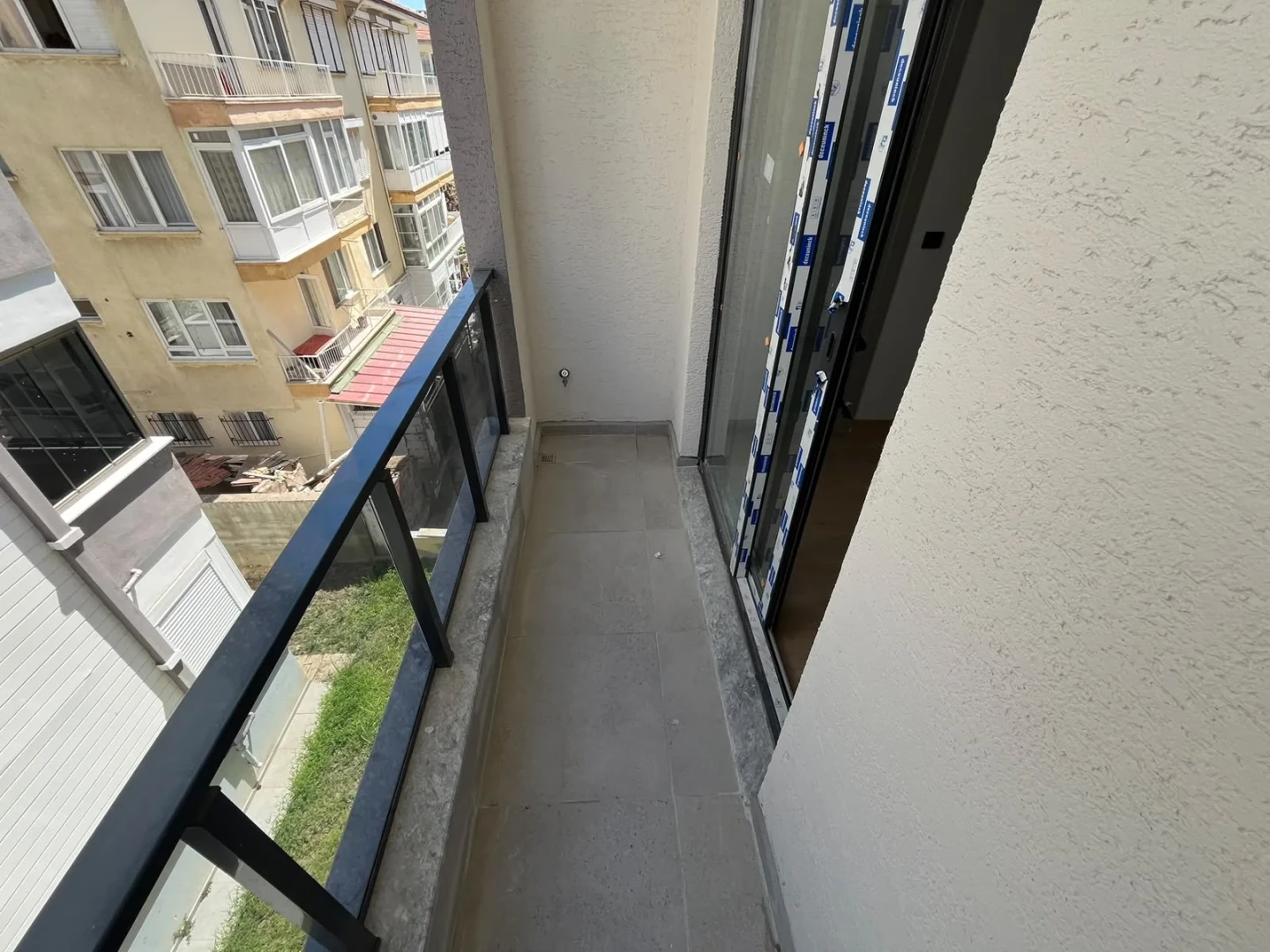 YÜKSELDEN AKÇAY MERKEZDE DENİZE 300MT YERDEN ISITMALI 2+1 DAİRE