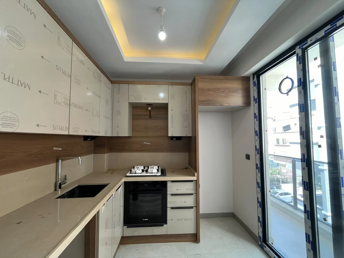 YÜKSELDEN AKÇAY MERKEZDE DENİZE 300MT YERDEN ISITMALI 2+1 DAİRE