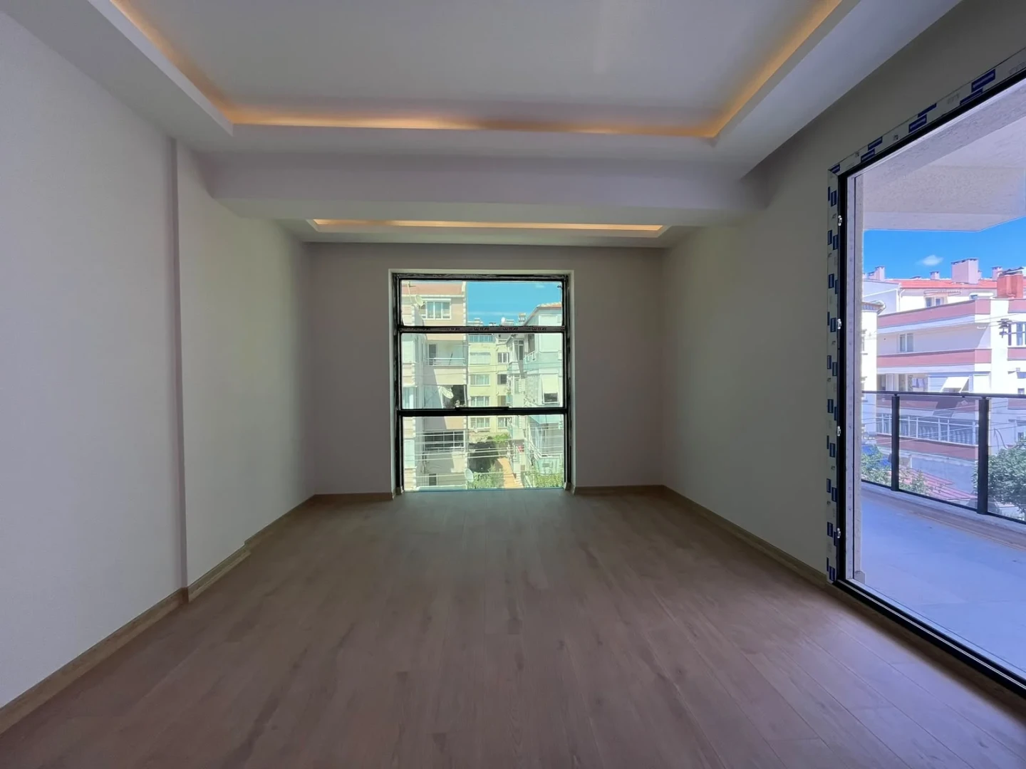 YÜKSELDEN AKÇAY MERKEZDE DENİZE 300MT YERDEN ISITMALI 2+1 DAİRE