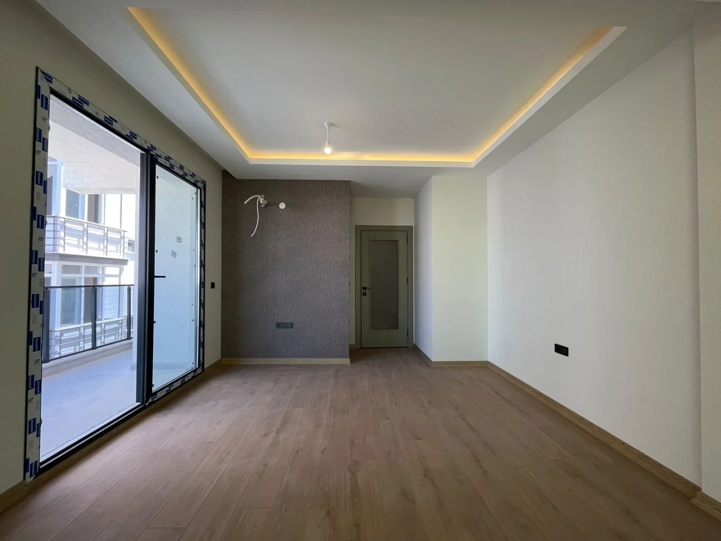 YÜKSELDEN AKÇAY MERKEZDE DENİZE 300MT YERDEN ISITMALI 2+1 DAİRE