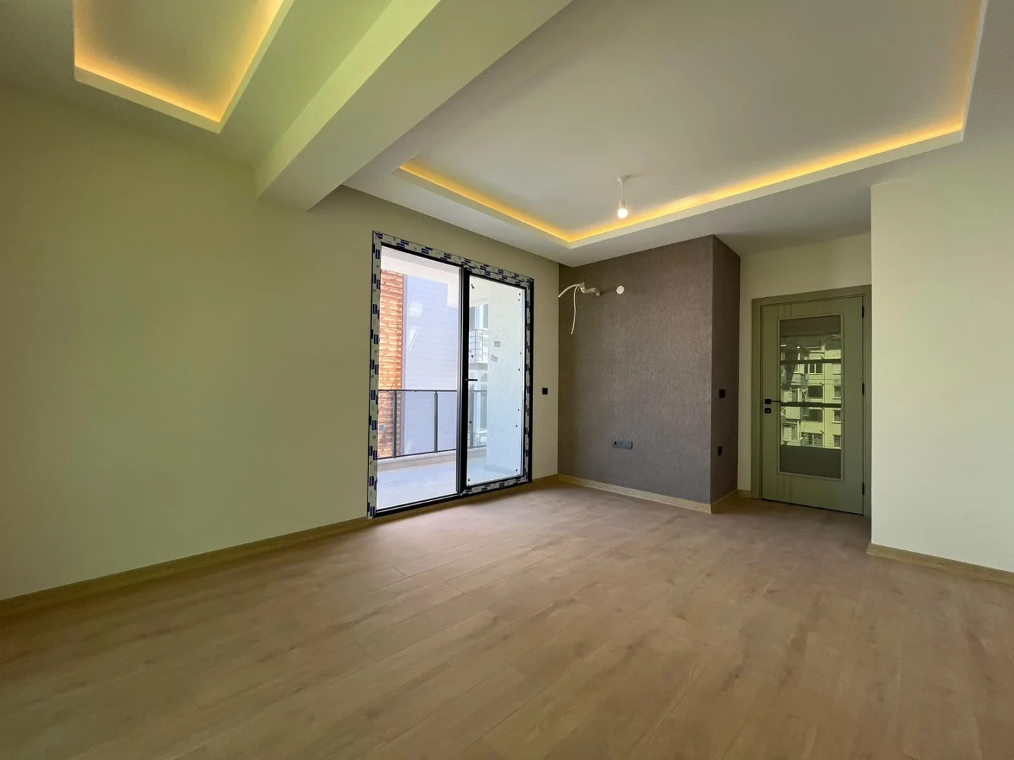 YÜKSELDEN AKÇAY MERKEZDE DENİZE 300MT YERDEN ISITMALI 2+1 DAİRE