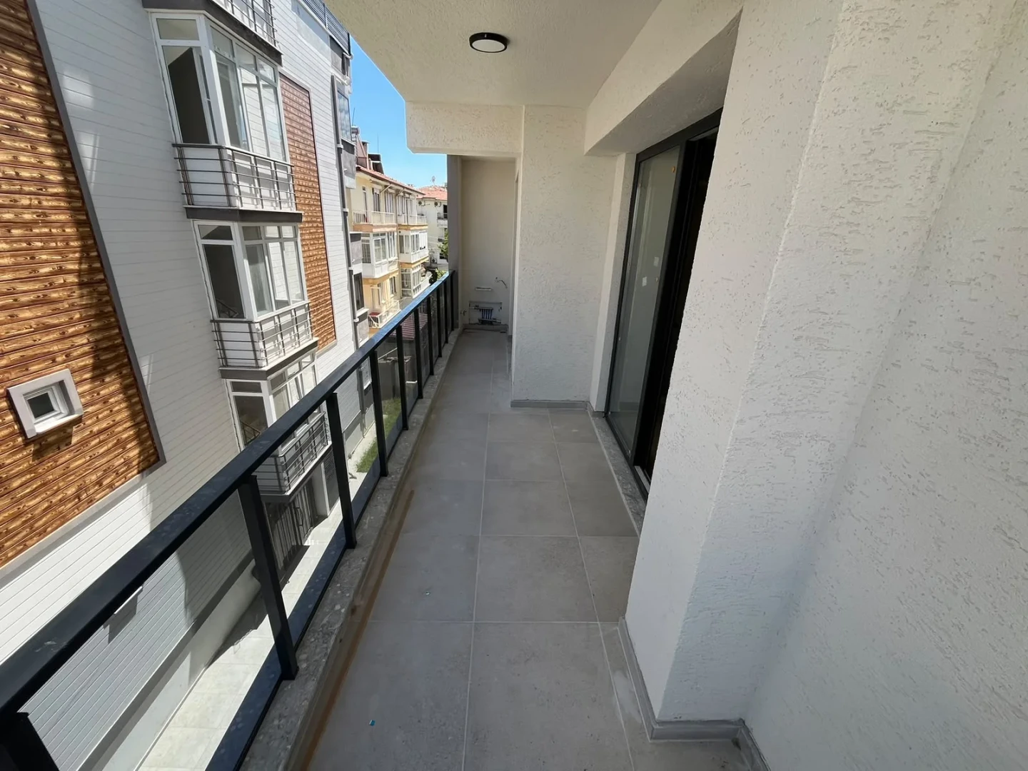 YÜKSELDEN AKÇAY MERKEZDE DENİZE 300MT YERDEN ISITMALI 2+1 DAİRE