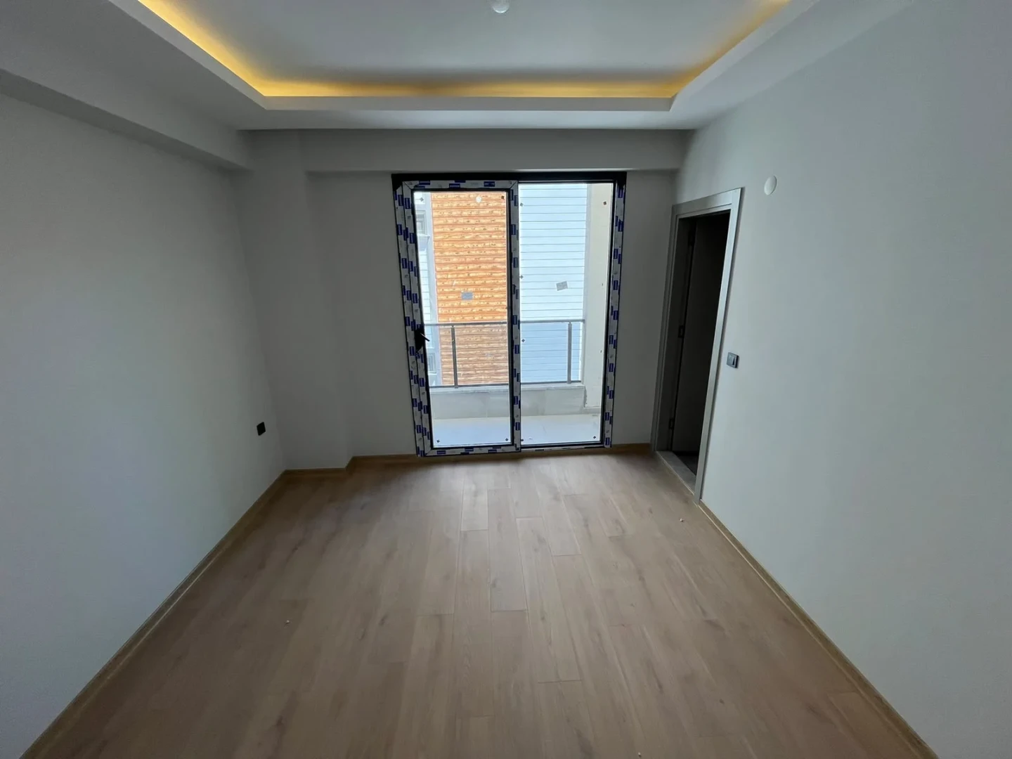 YÜKSELDEN AKÇAY MERKEZDE DENİZE 300MT YERDEN ISITMALI 2+1 DAİRE
