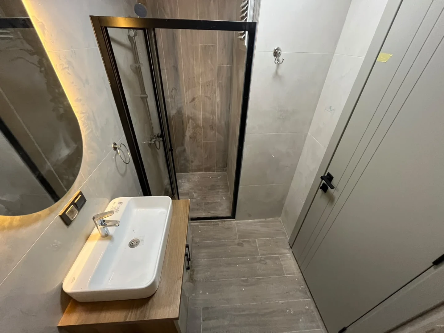 YÜKSELDEN AKÇAY MERKEZDE DENİZE 300MT YERDEN ISITMALI 2+1 DAİRE