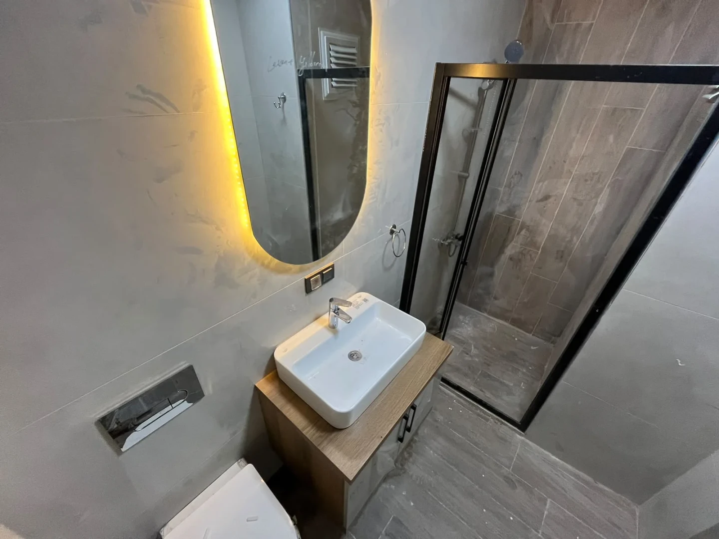YÜKSELDEN AKÇAY MERKEZDE DENİZE 300MT YERDEN ISITMALI 2+1 DAİRE