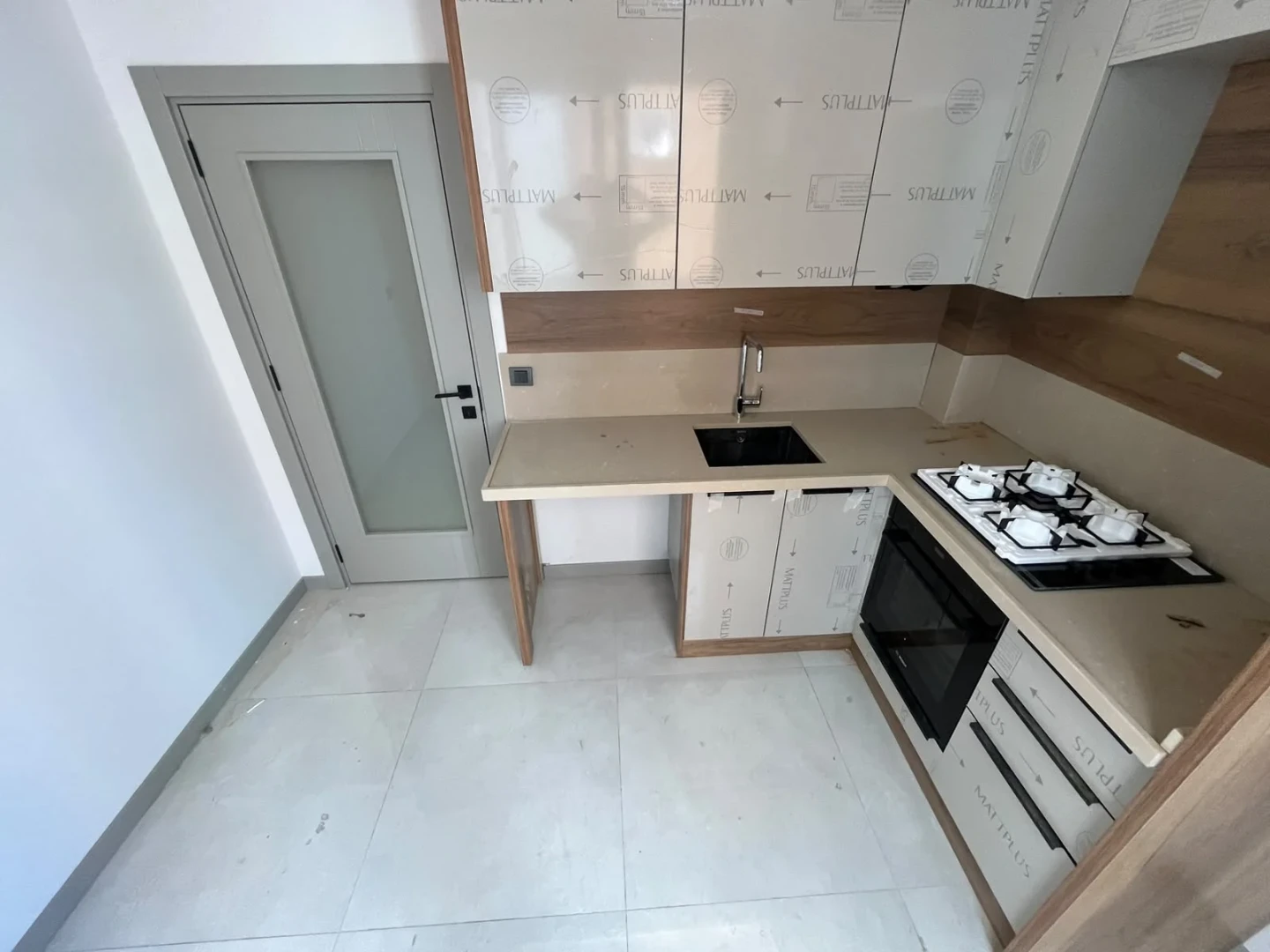 YÜKSELDEN AKÇAY MERKEZDE DENİZE 300MT YERDEN ISITMALI 2+1 DAİRE