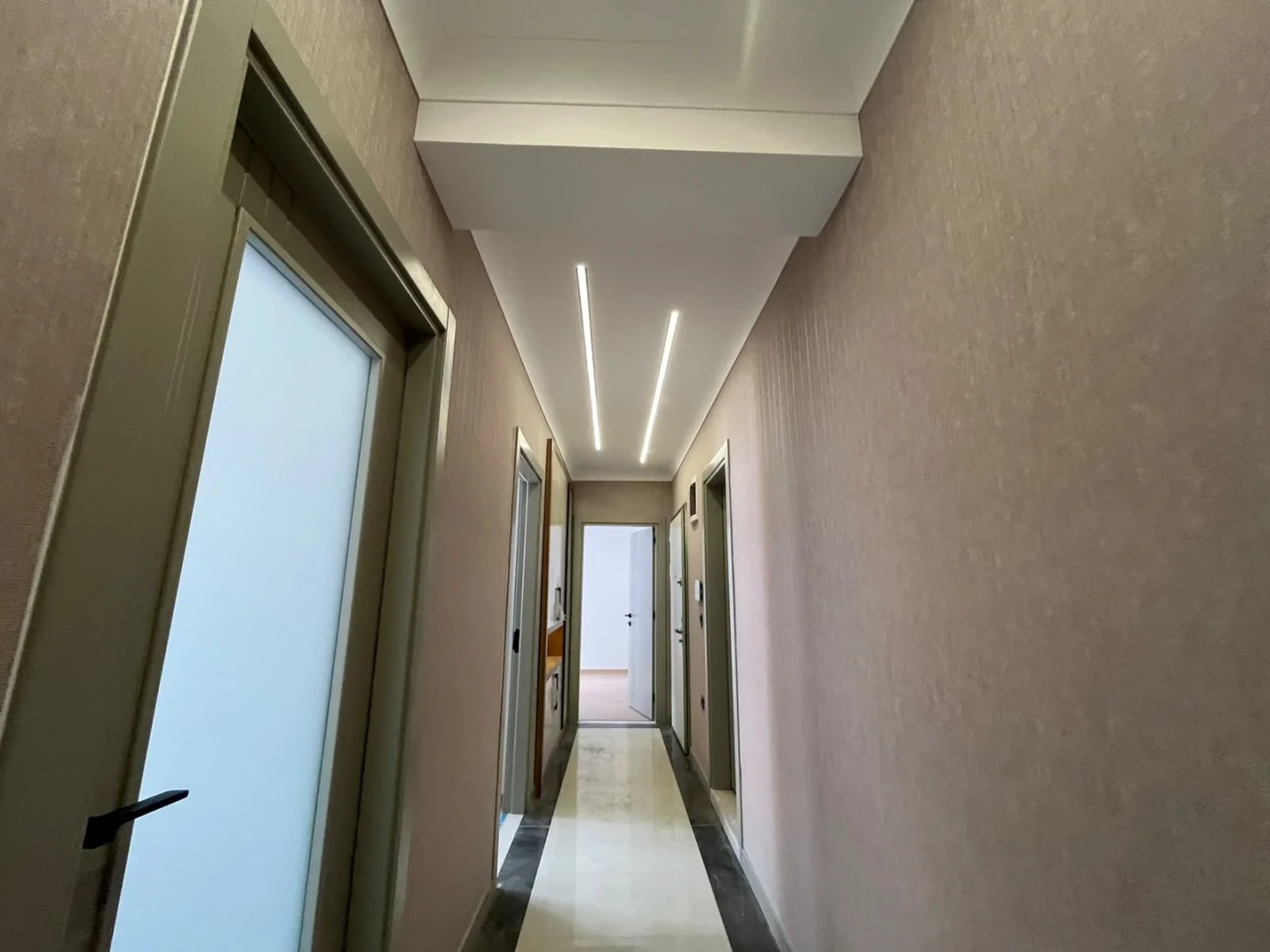 YÜKSELDEN AKÇAY MERKEZDE DENİZE 300MT YERDEN ISITMALI 2+1 DAİRE