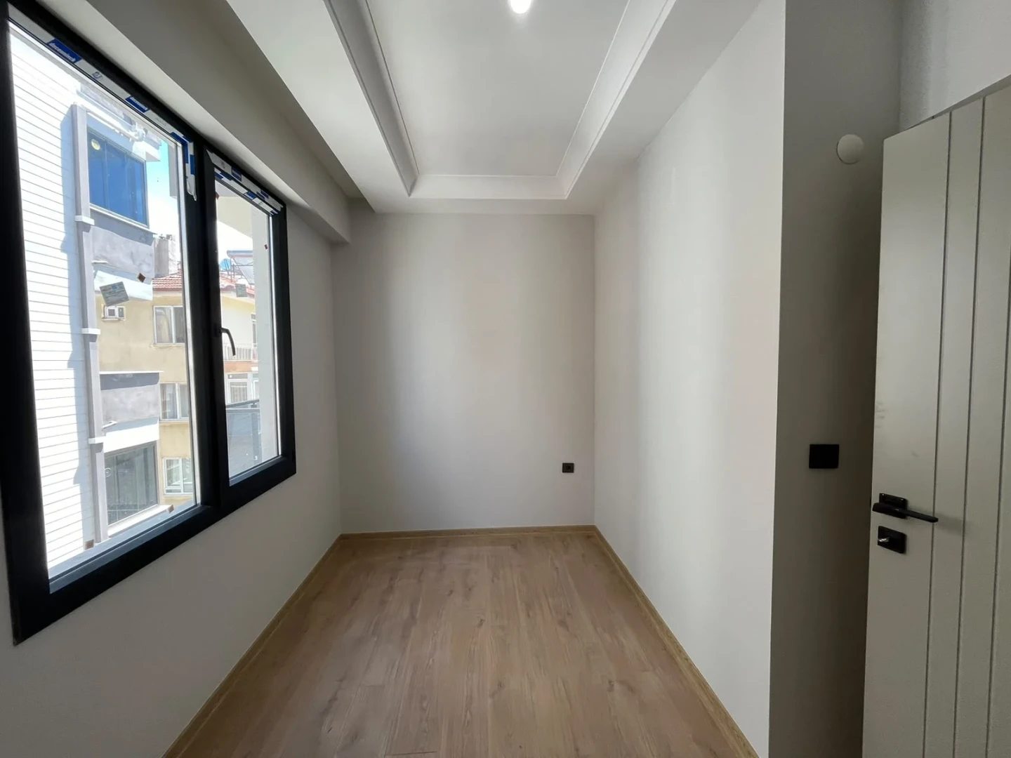 YÜKSELDEN AKÇAY MERKEZDE DENİZE 300MT YERDEN ISITMALI 2+1 DAİRE