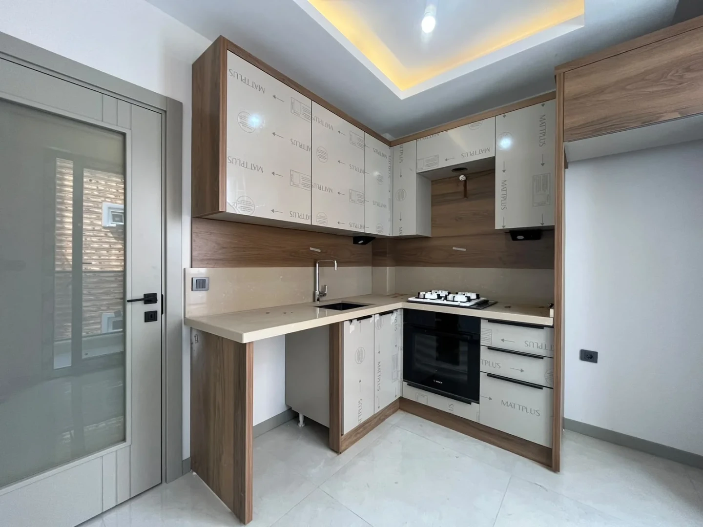 YÜKSELDEN AKÇAY MERKEZDE DENİZE 300MT YERDEN ISITMALI 2+1 DAİRE