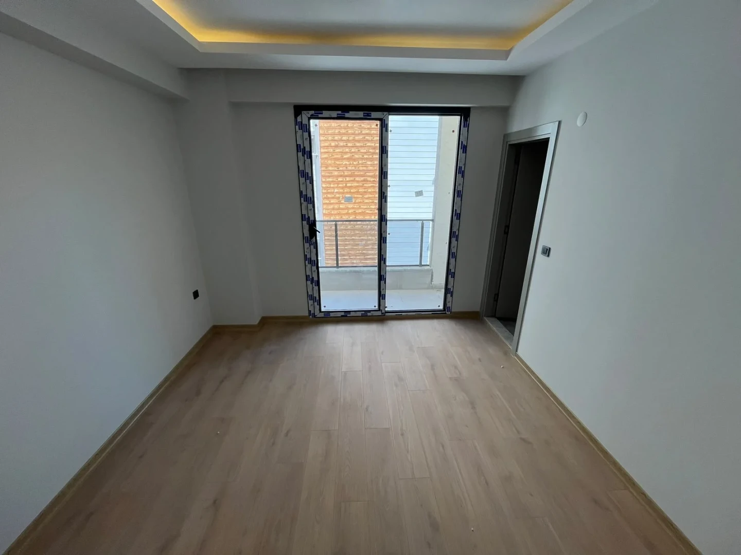 YÜKSELDEN AKÇAY MERKEZDE DENİZE 300MT YERDEN ISITMALI 2+1 DAİRE