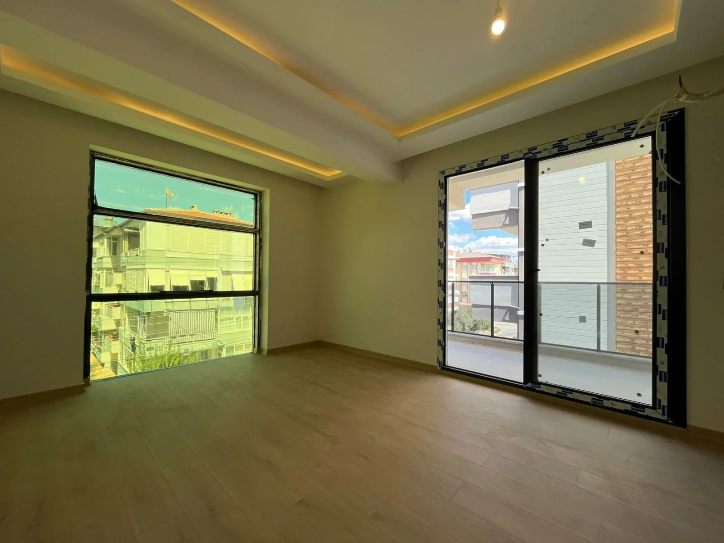 YÜKSELDEN AKÇAY MERKEZDE DENİZE 300MT YERDEN ISITMALI 2+1 DAİRE