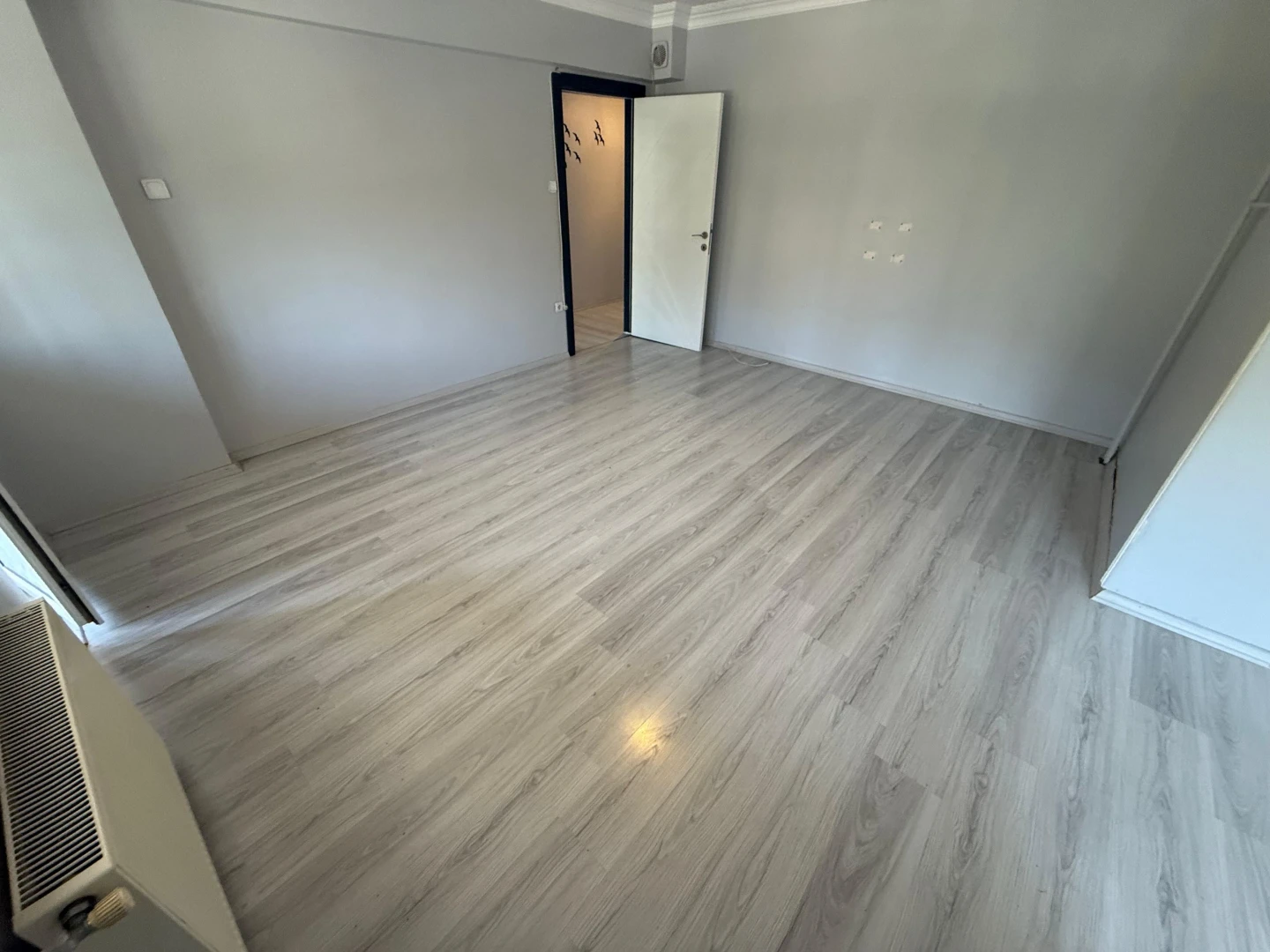 YÜKSEL'DEN EDREMİT'TE ANA CADDE ÜSTÜ 2+1 KİRALIK DAİRE