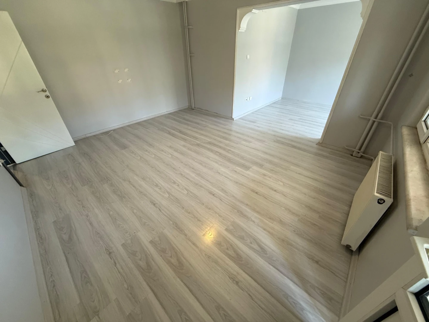 YÜKSEL'DEN EDREMİT'TE ANA CADDE ÜSTÜ 2+1 KİRALIK DAİRE