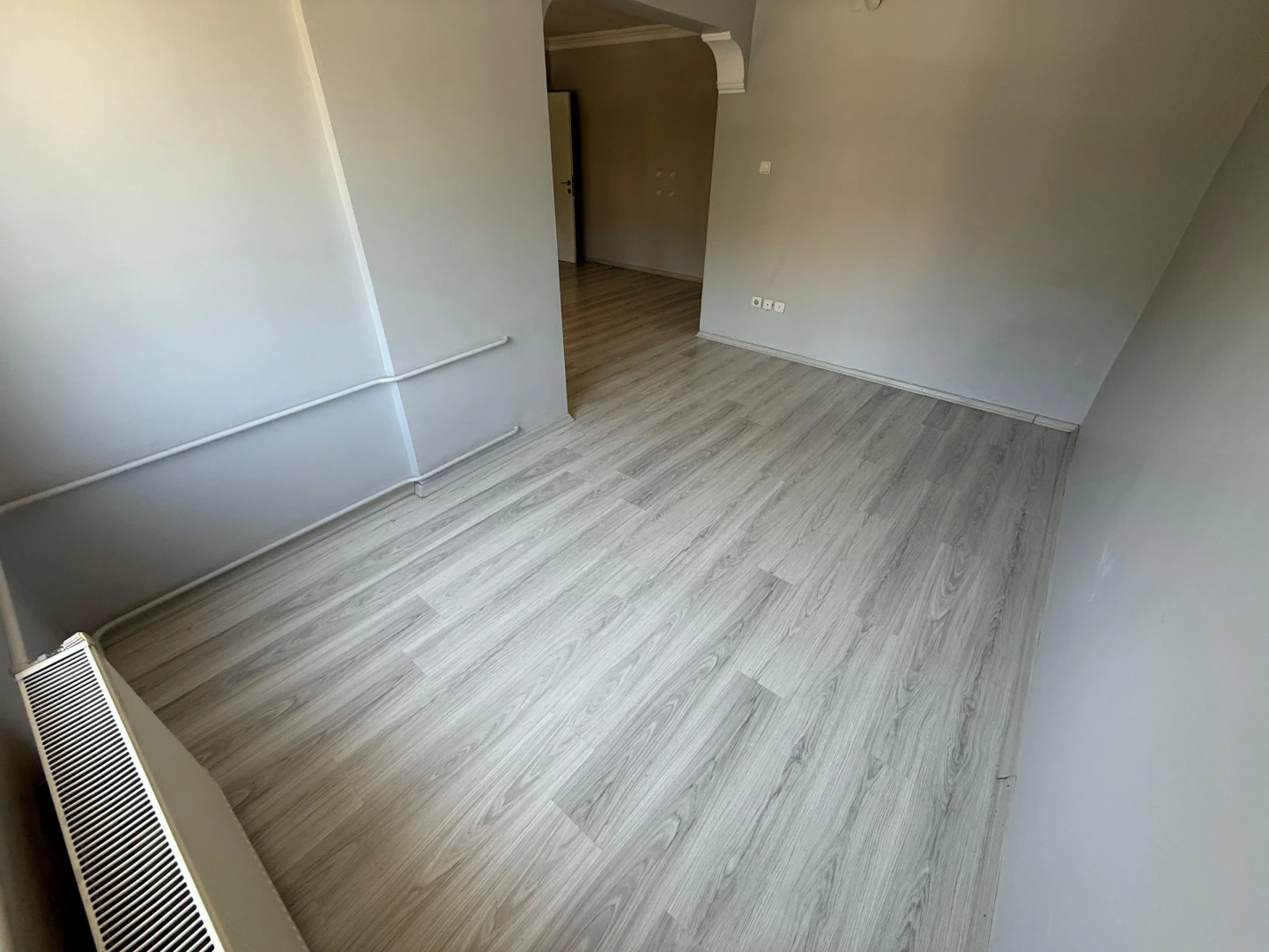 YÜKSEL'DEN EDREMİT'TE ANA CADDE ÜSTÜ 2+1 KİRALIK DAİRE