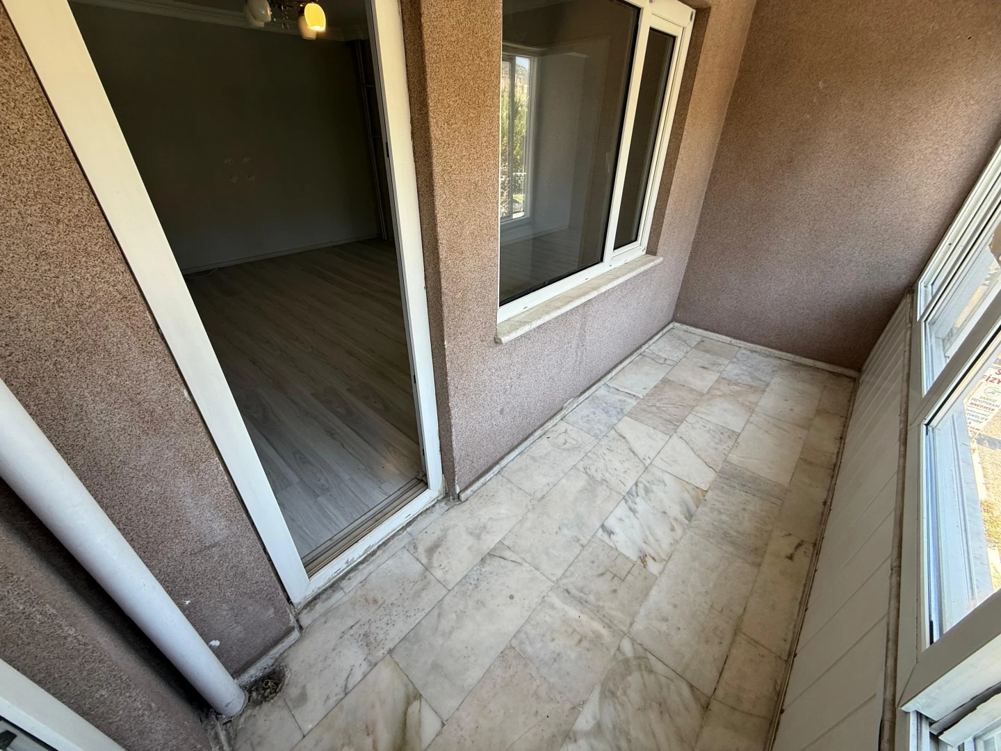 YÜKSEL'DEN EDREMİT'TE ANA CADDE ÜSTÜ 2+1 KİRALIK DAİRE