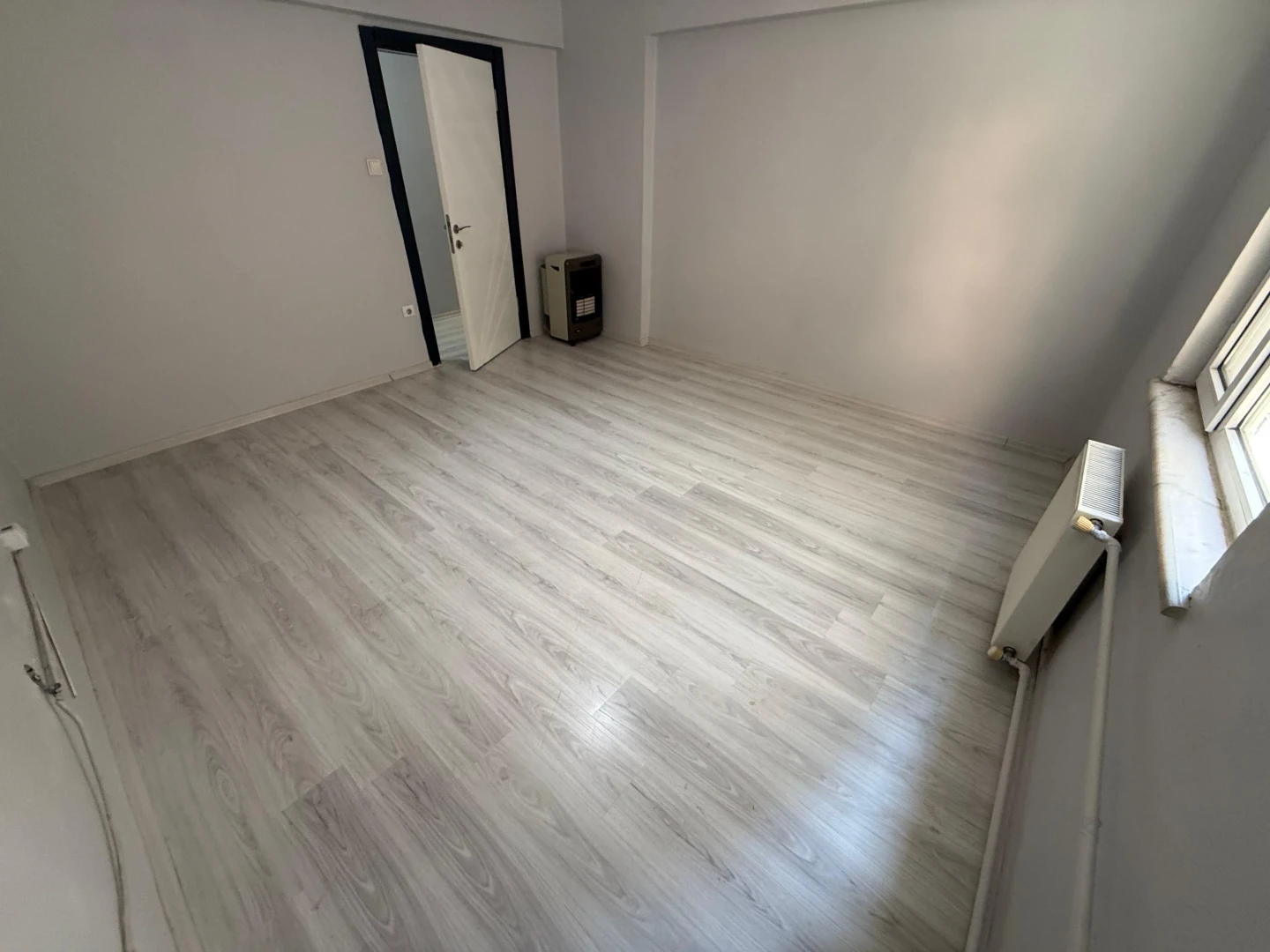YÜKSEL'DEN EDREMİT'TE ANA CADDE ÜSTÜ 2+1 KİRALIK DAİRE