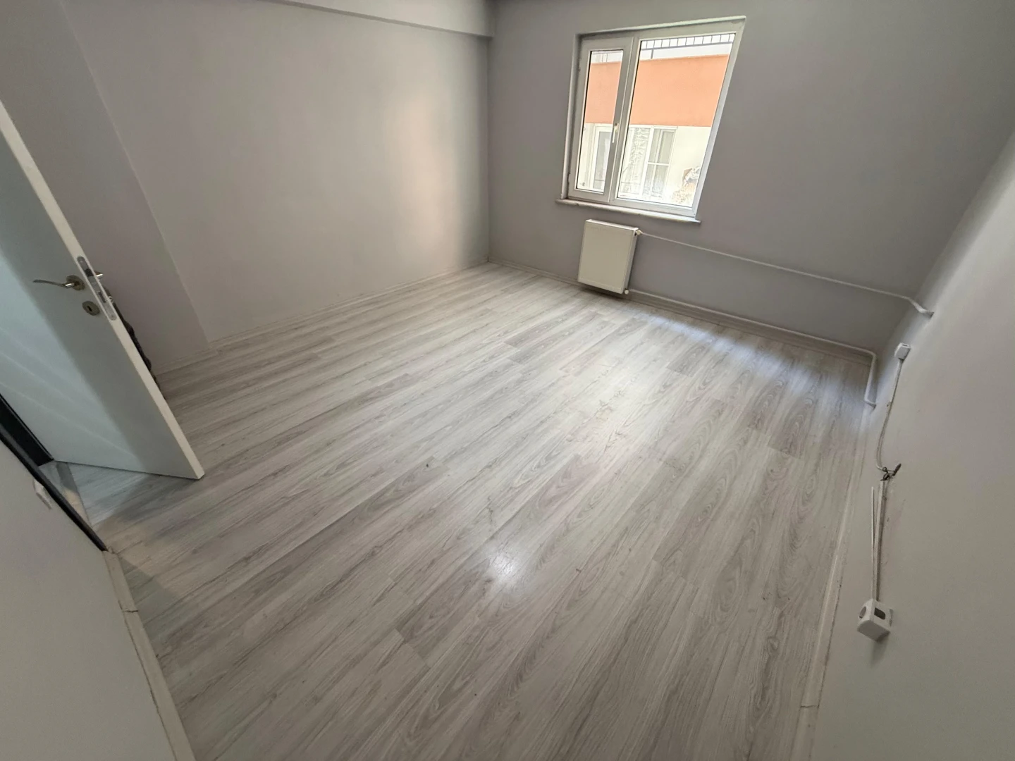 YÜKSEL'DEN EDREMİT'TE ANA CADDE ÜSTÜ 2+1 KİRALIK DAİRE