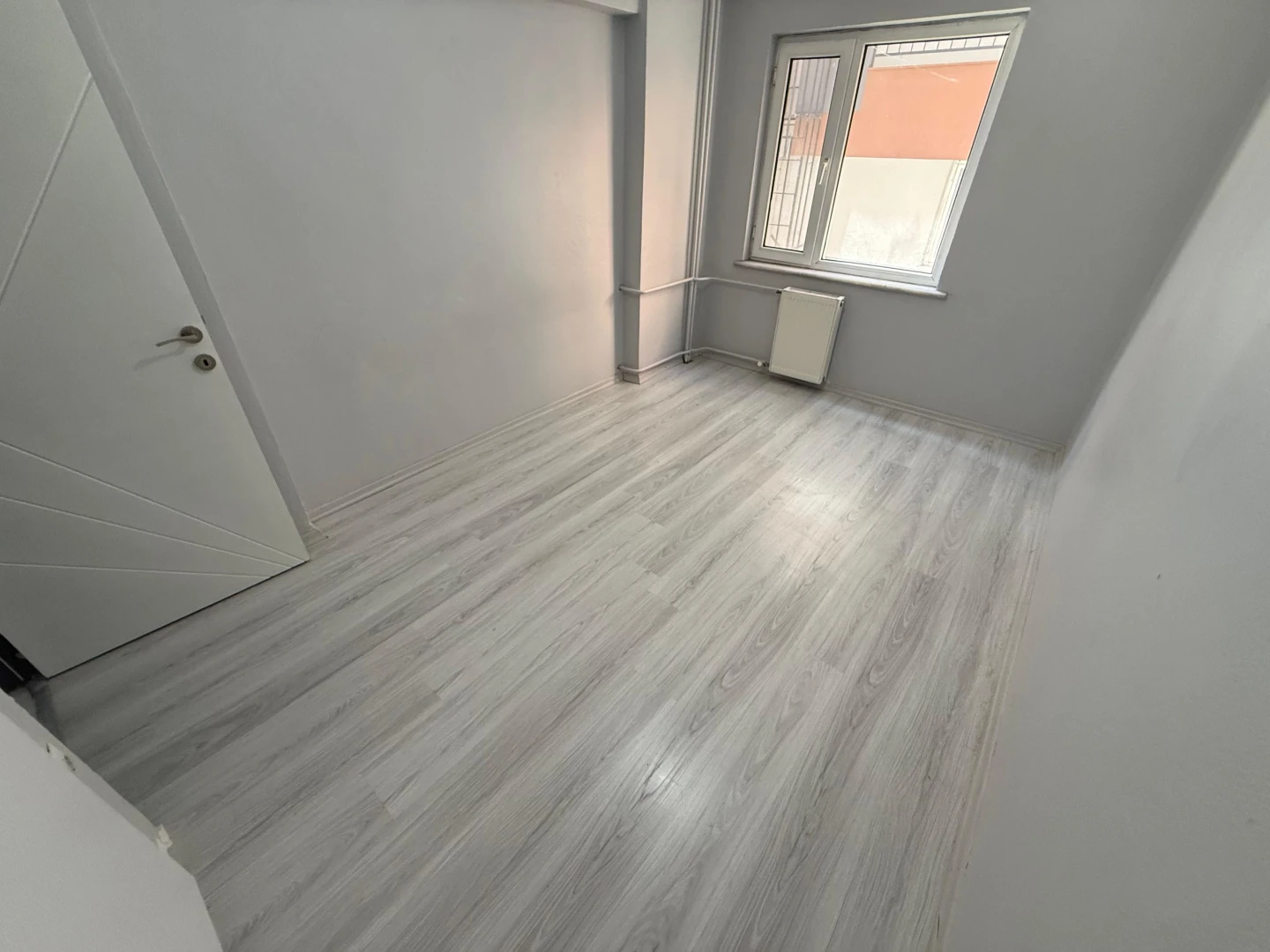 YÜKSEL'DEN EDREMİT'TE ANA CADDE ÜSTÜ 2+1 KİRALIK DAİRE