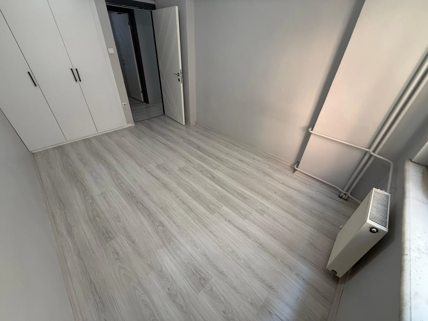 YÜKSEL'DEN EDREMİT'TE ANA CADDE ÜSTÜ 2+1 KİRALIK DAİRE
