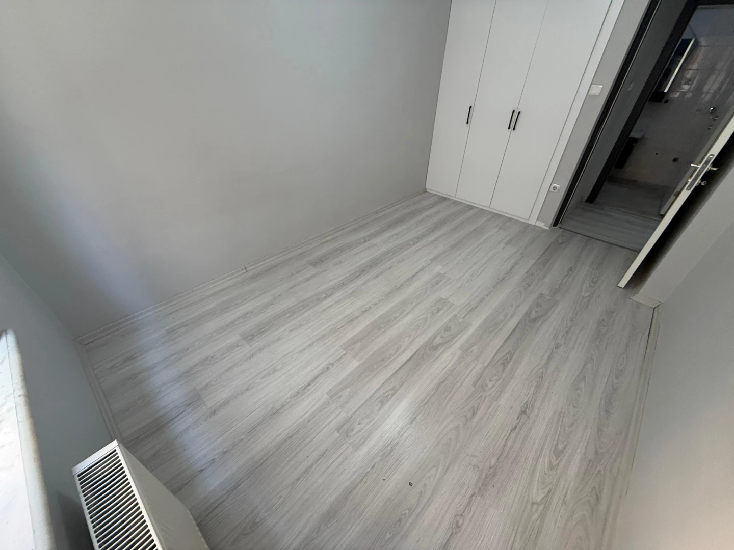 YÜKSEL'DEN EDREMİT'TE ANA CADDE ÜSTÜ 2+1 KİRALIK DAİRE