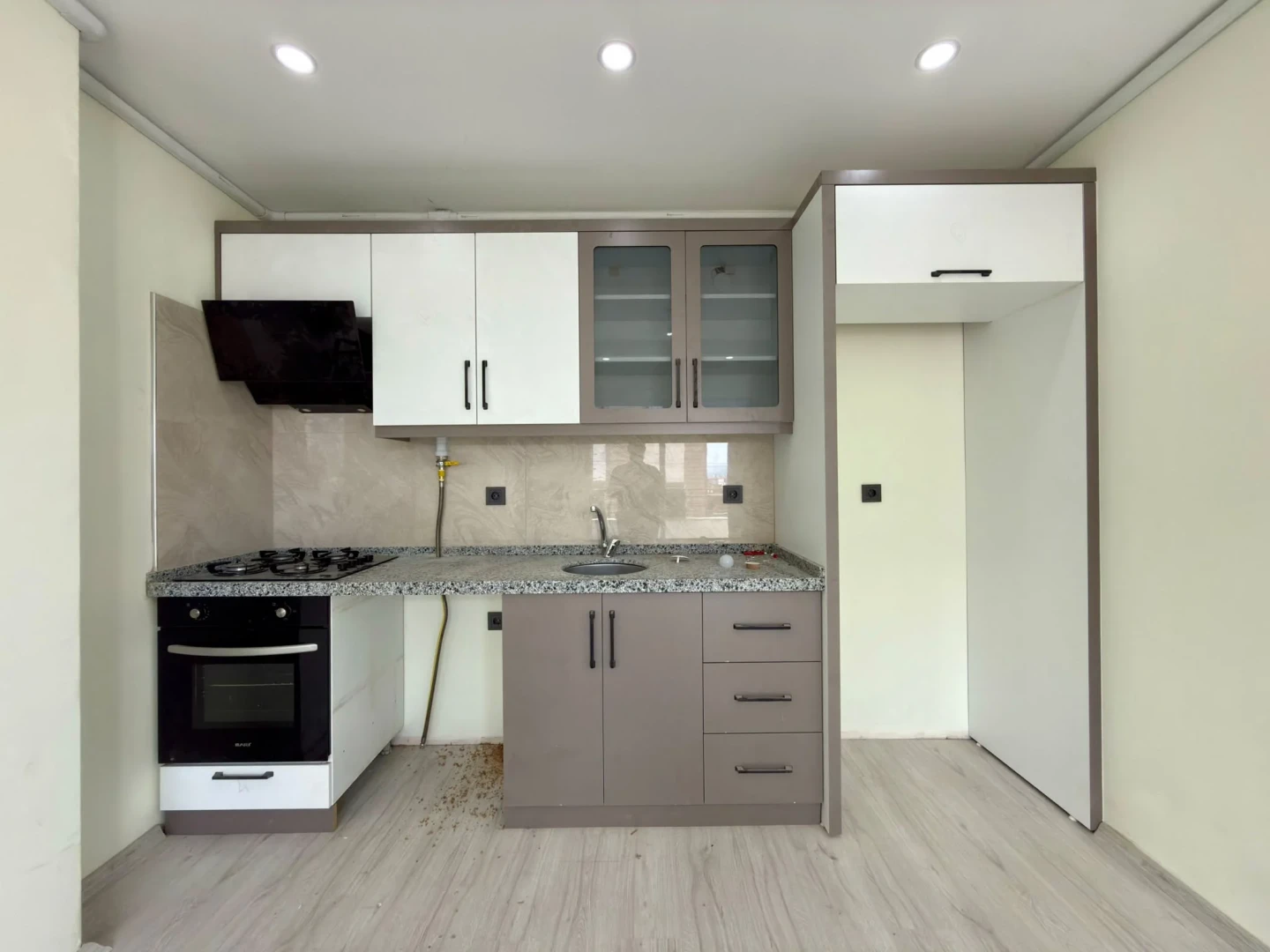 YÜKSEL'DEN EDREMİT'TE MERKEZİ KONUMDA ARAKAT ÖN CEPHE 1+1 SIFIR DAİRE