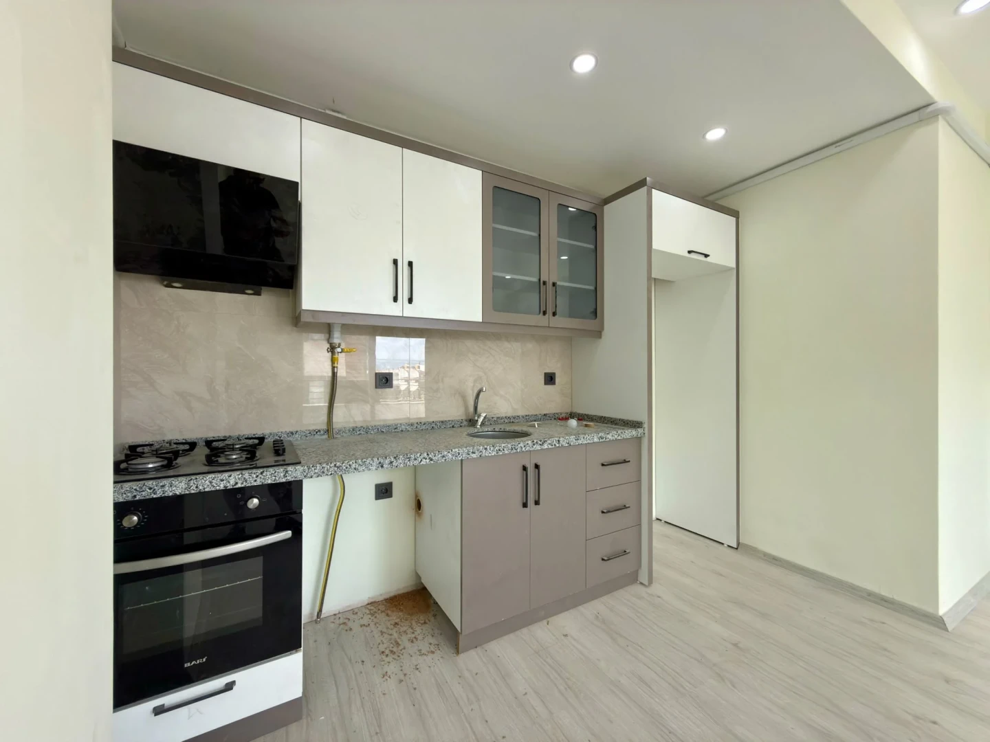 YÜKSEL'DEN EDREMİT'TE MERKEZİ KONUMDA ARAKAT ÖN CEPHE 1+1 SIFIR DAİRE