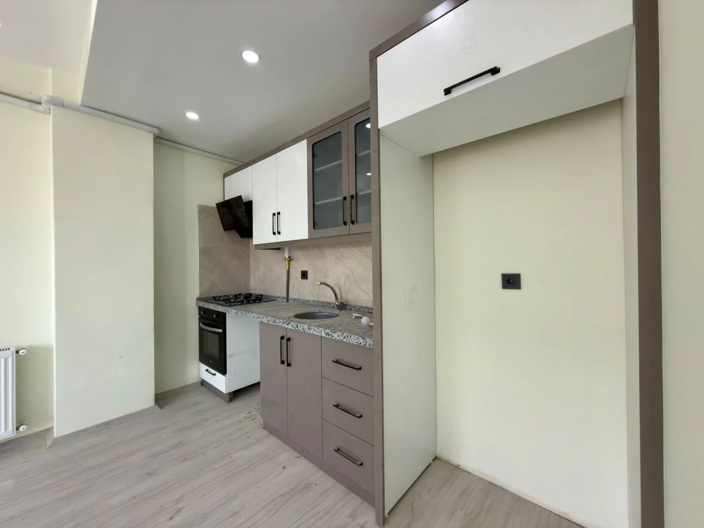 YÜKSEL'DEN EDREMİT'TE MERKEZİ KONUMDA ARAKAT ÖN CEPHE 1+1 SIFIR DAİRE