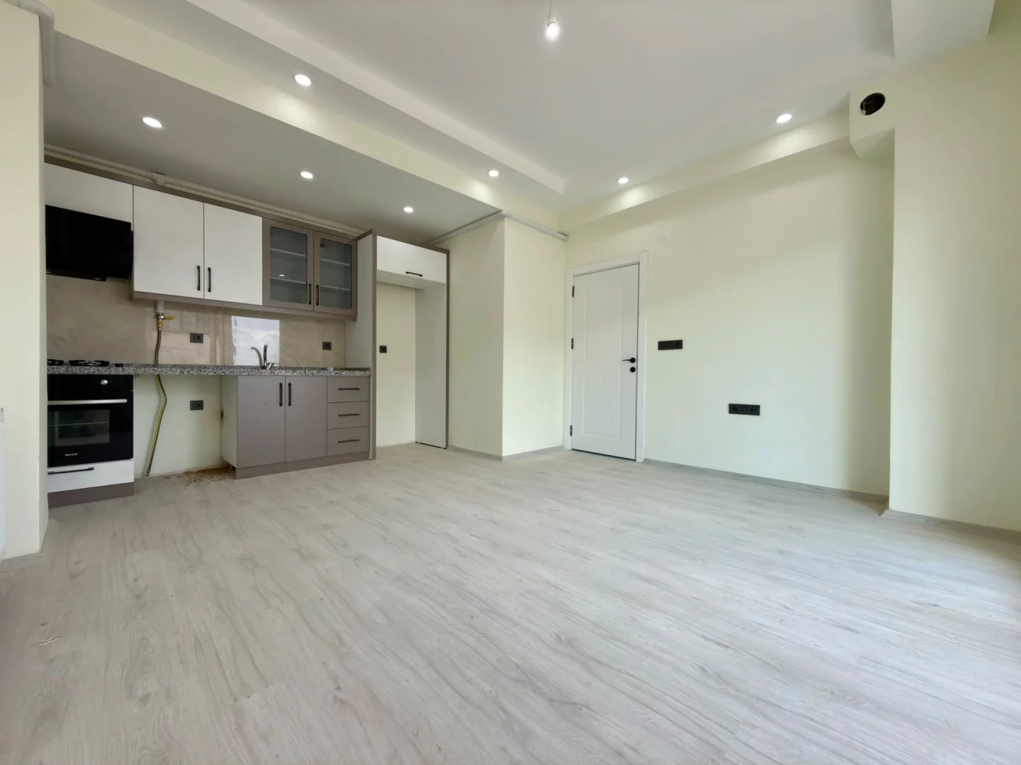 YÜKSEL'DEN EDREMİT'TE MERKEZİ KONUMDA ARAKAT ÖN CEPHE 1+1 SIFIR DAİRE
