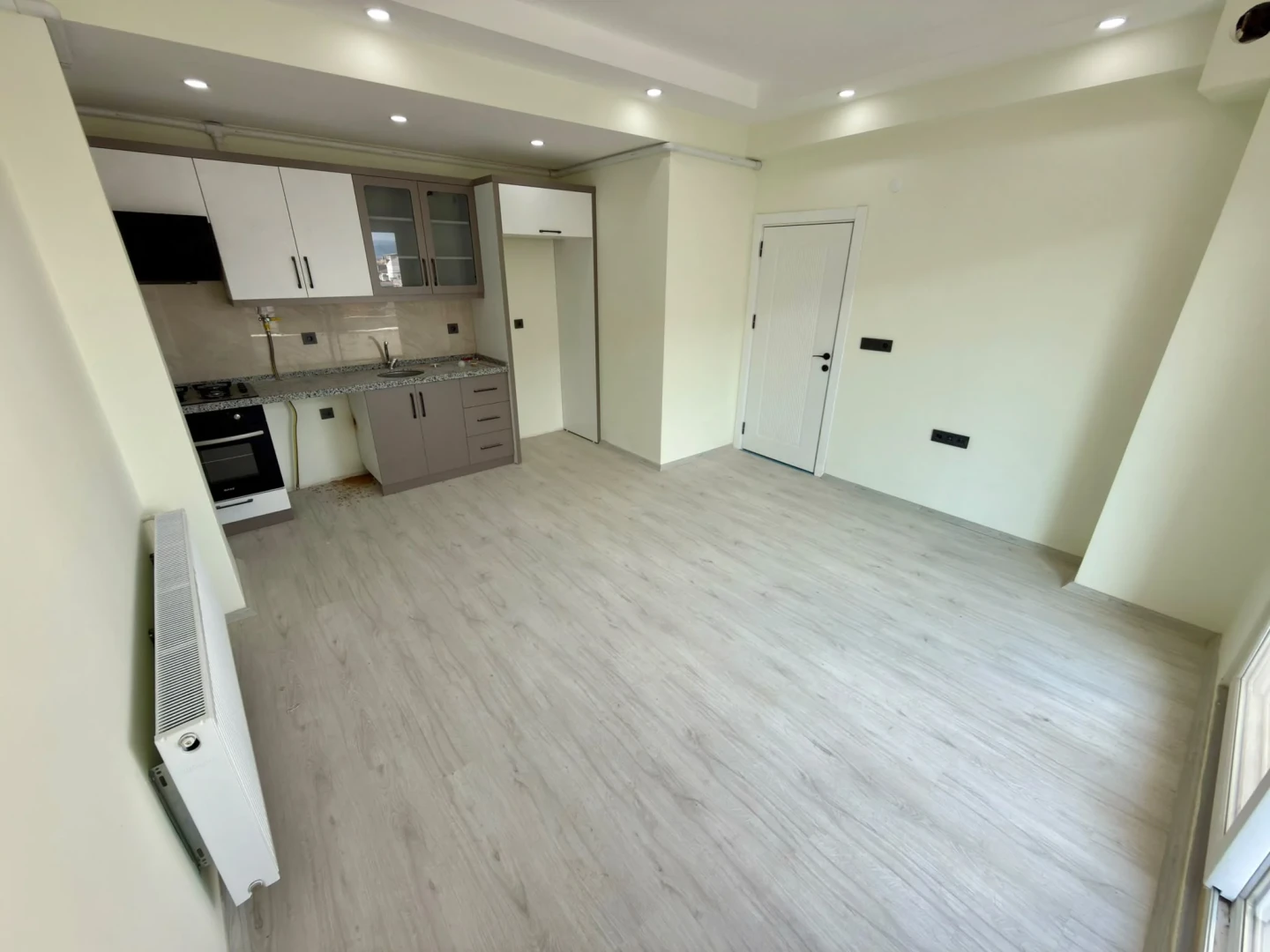 YÜKSEL'DEN EDREMİT'TE MERKEZİ KONUMDA ARAKAT ÖN CEPHE 1+1 SIFIR DAİRE