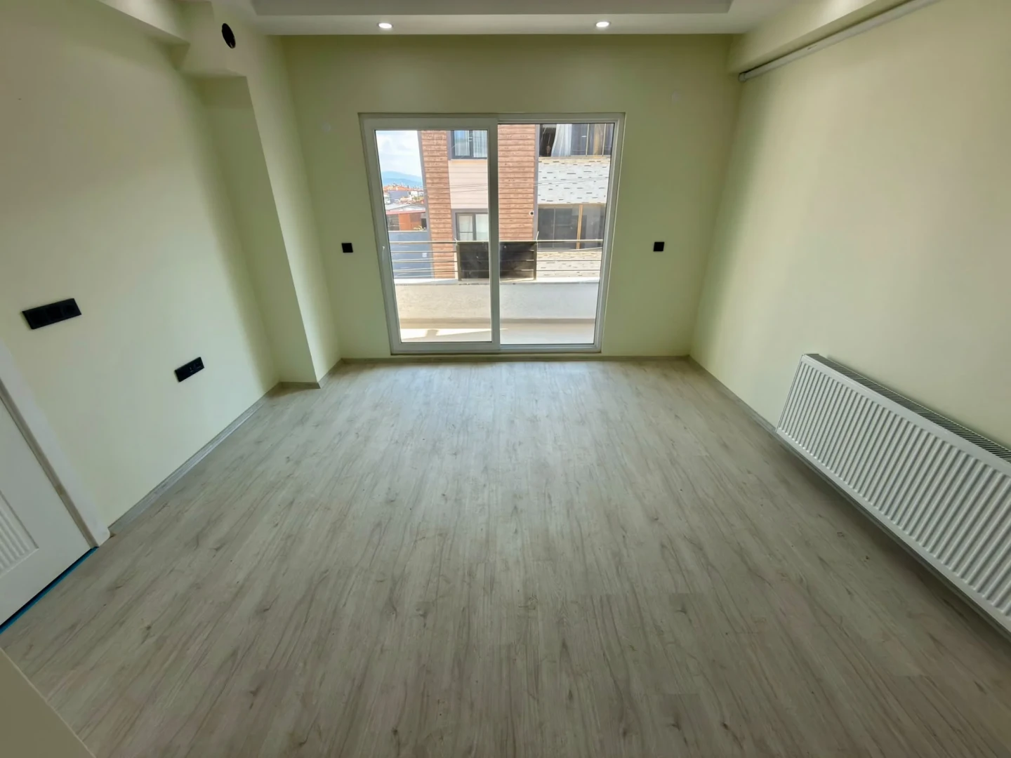 YÜKSEL'DEN EDREMİT'TE MERKEZİ KONUMDA ARAKAT ÖN CEPHE 1+1 SIFIR DAİRE