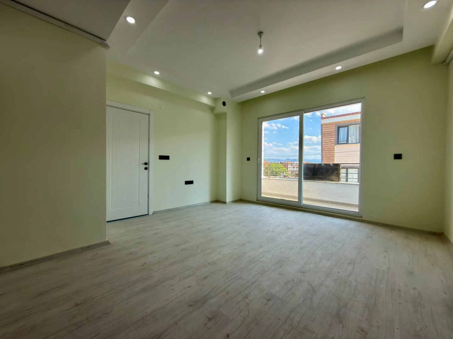 YÜKSEL'DEN EDREMİT'TE MERKEZİ KONUMDA ARAKAT ÖN CEPHE 1+1 SIFIR DAİRE