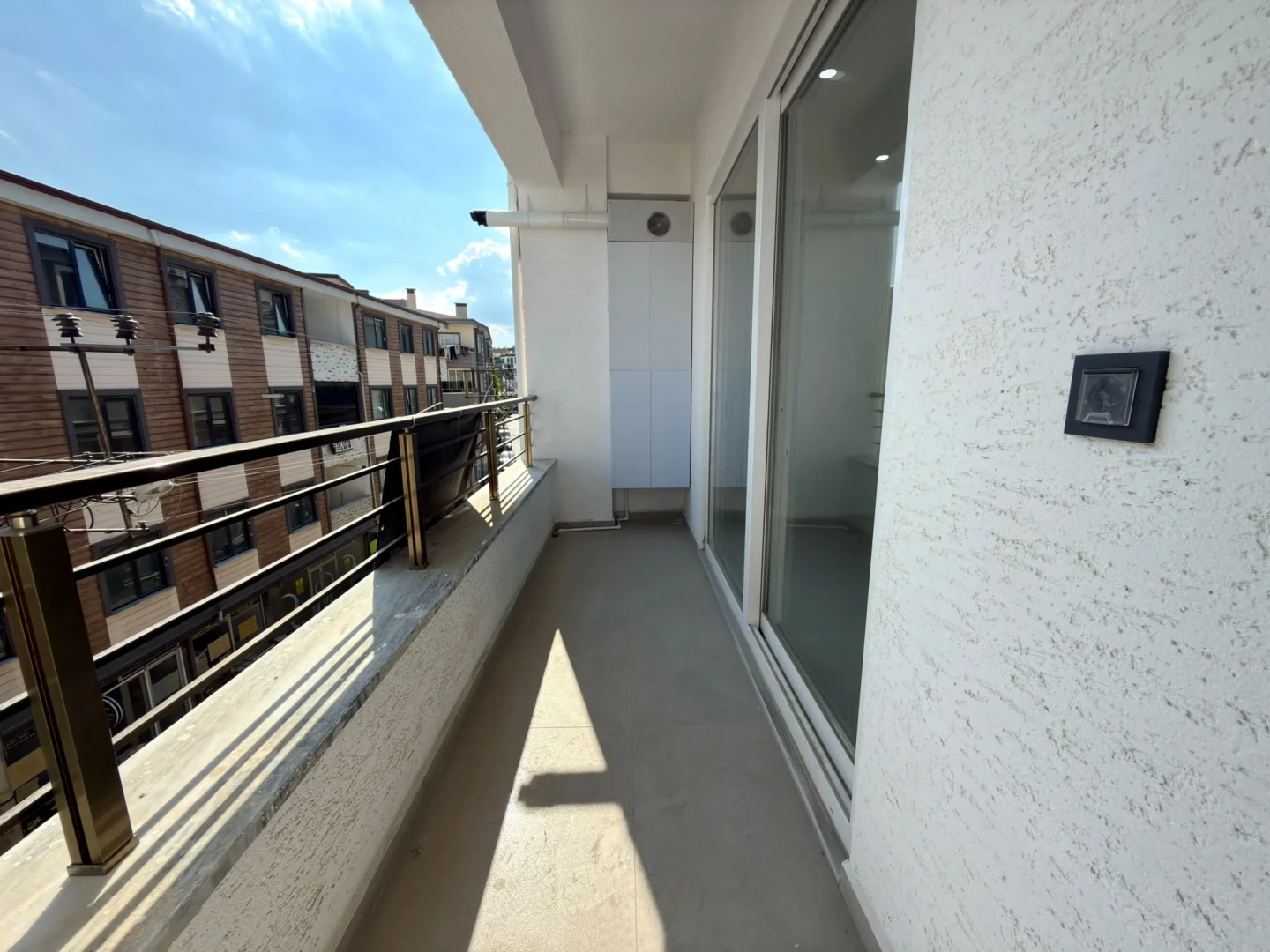 YÜKSEL'DEN EDREMİT'TE MERKEZİ KONUMDA ARAKAT ÖN CEPHE 1+1 SIFIR DAİRE