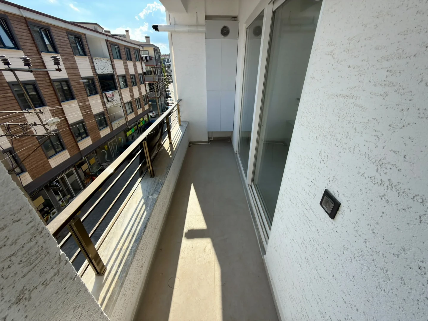 YÜKSEL'DEN EDREMİT'TE MERKEZİ KONUMDA ARAKAT ÖN CEPHE 1+1 SIFIR DAİRE