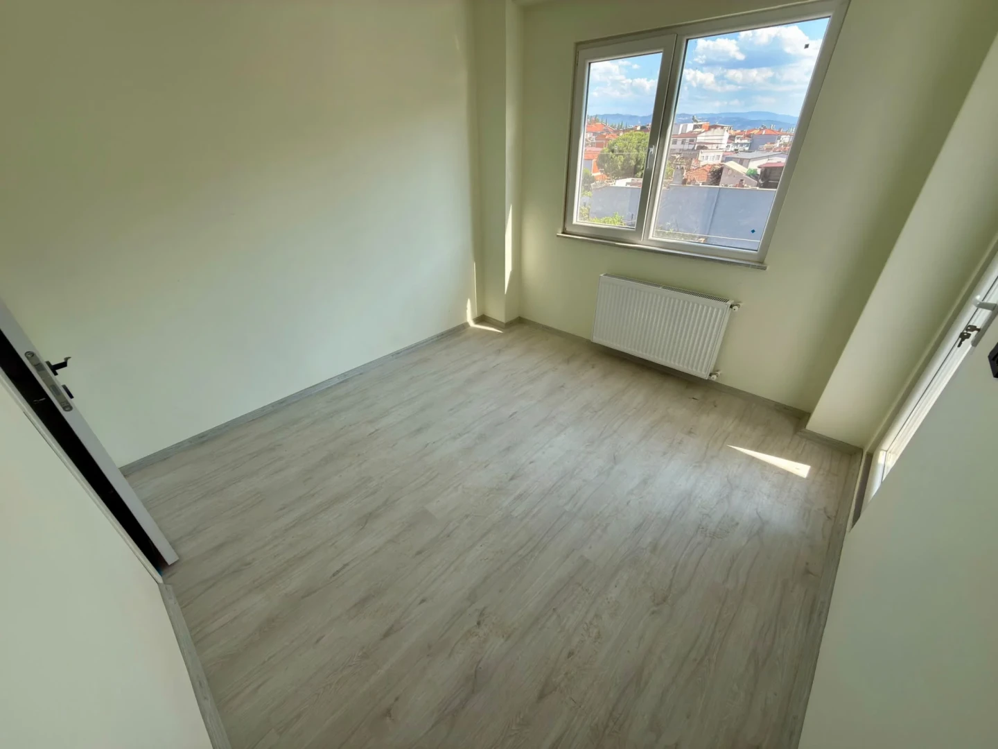 YÜKSEL'DEN EDREMİT'TE MERKEZİ KONUMDA ARAKAT ÖN CEPHE 1+1 SIFIR DAİRE