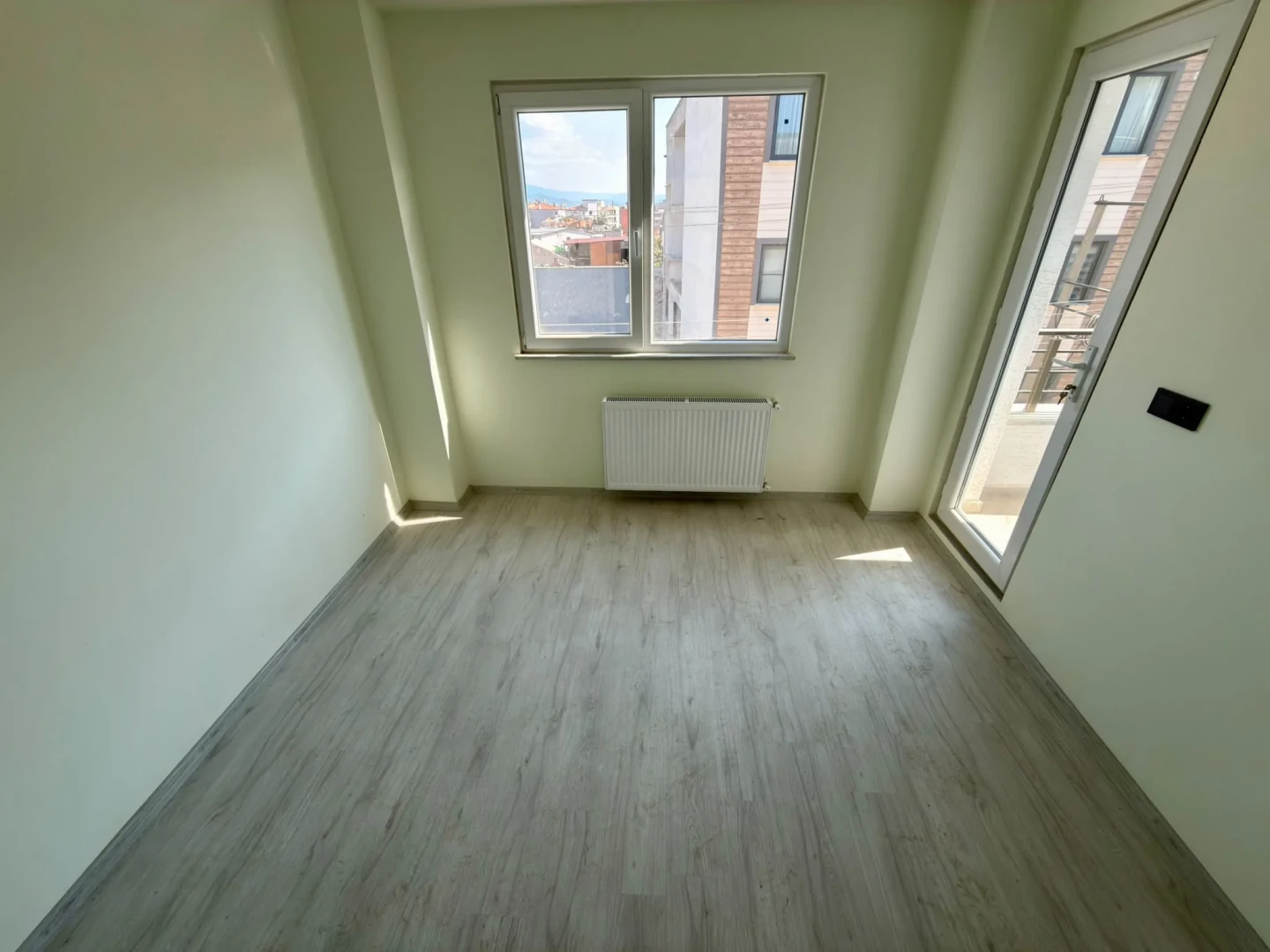 YÜKSEL'DEN EDREMİT'TE MERKEZİ KONUMDA ARAKAT ÖN CEPHE 1+1 SIFIR DAİRE