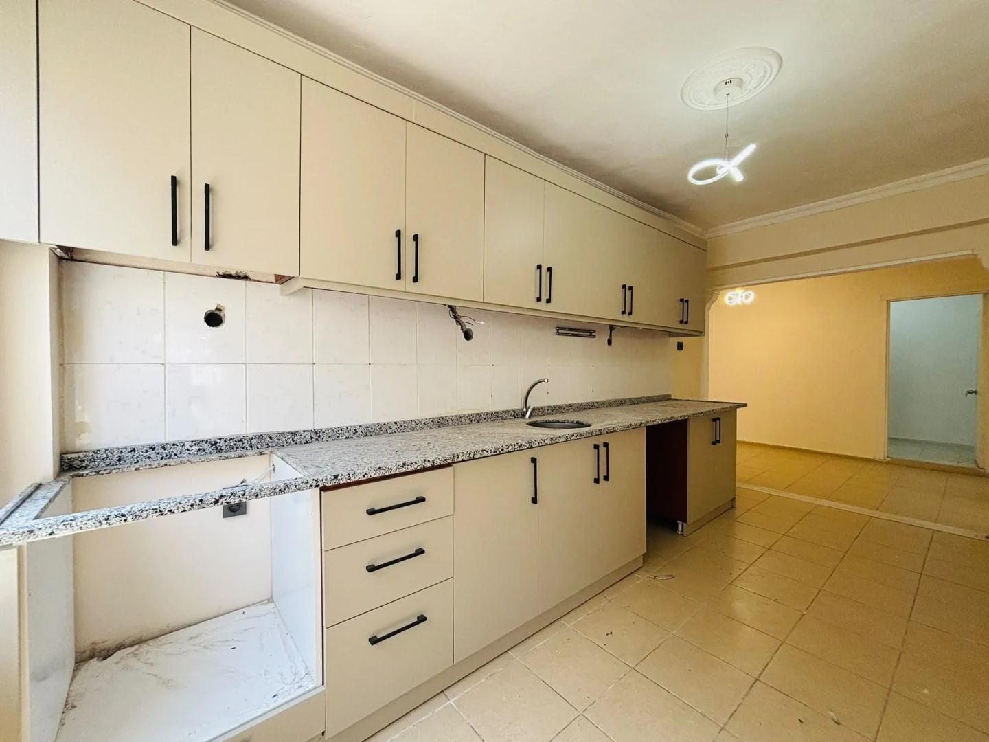 YÜKSEL'DEN ALTINKUM'DA DENİZE 600 MT AYRI MUTFAKLI 2+1 SATILIK