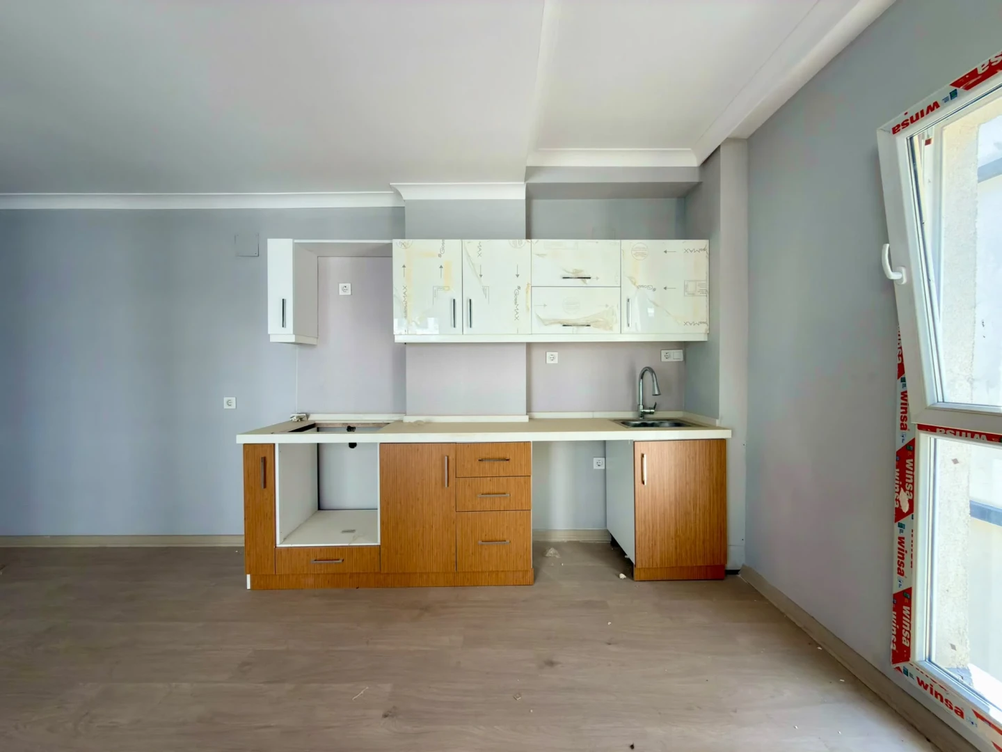 YÜKSELDEN KADIKÖYDE HAVUZLU ÖN CEPHE GENİŞ BALKONLU 1+1LÜX DAİRE