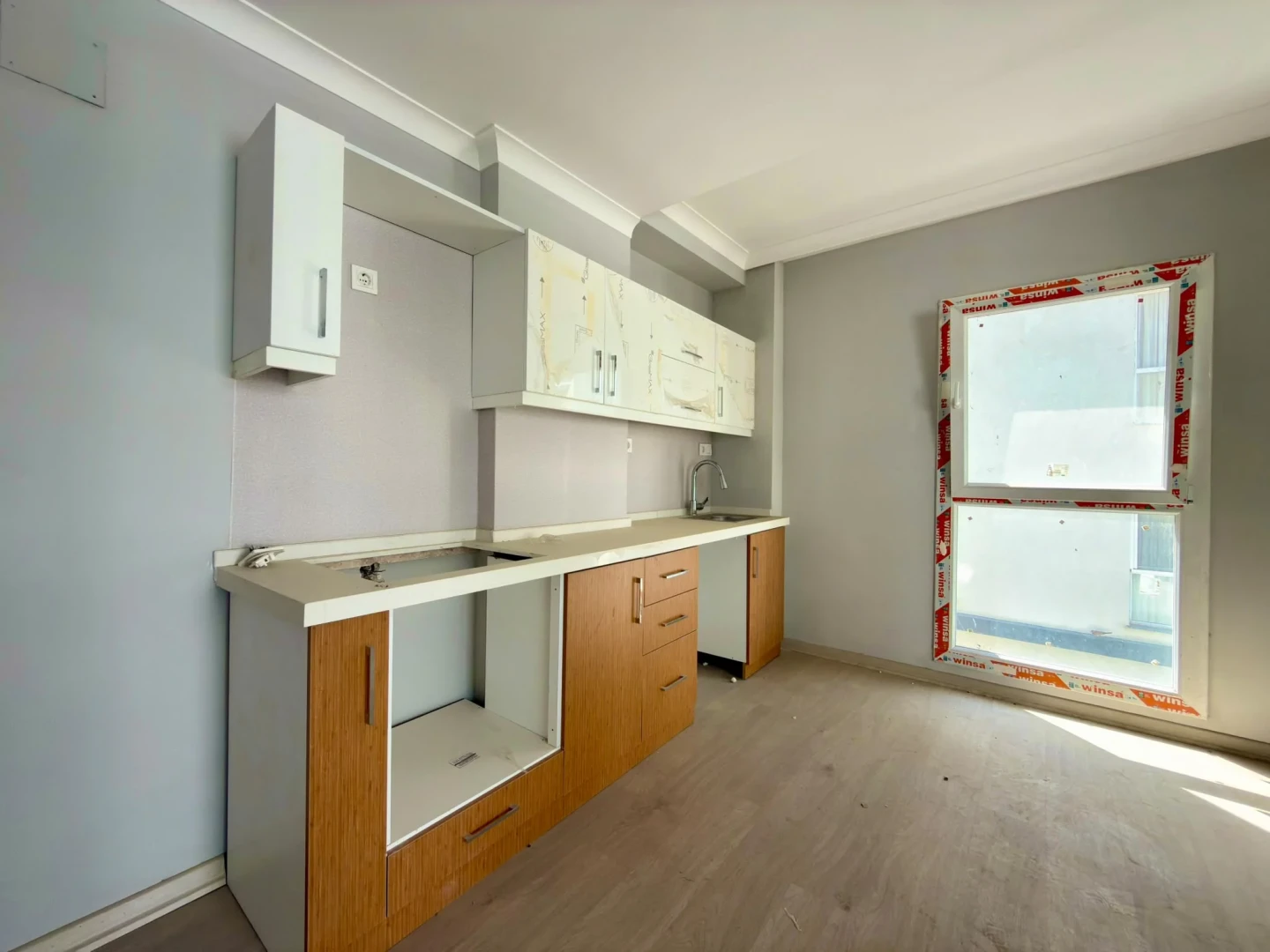 YÜKSELDEN KADIKÖYDE HAVUZLU ÖN CEPHE GENİŞ BALKONLU 1+1LÜX DAİRE