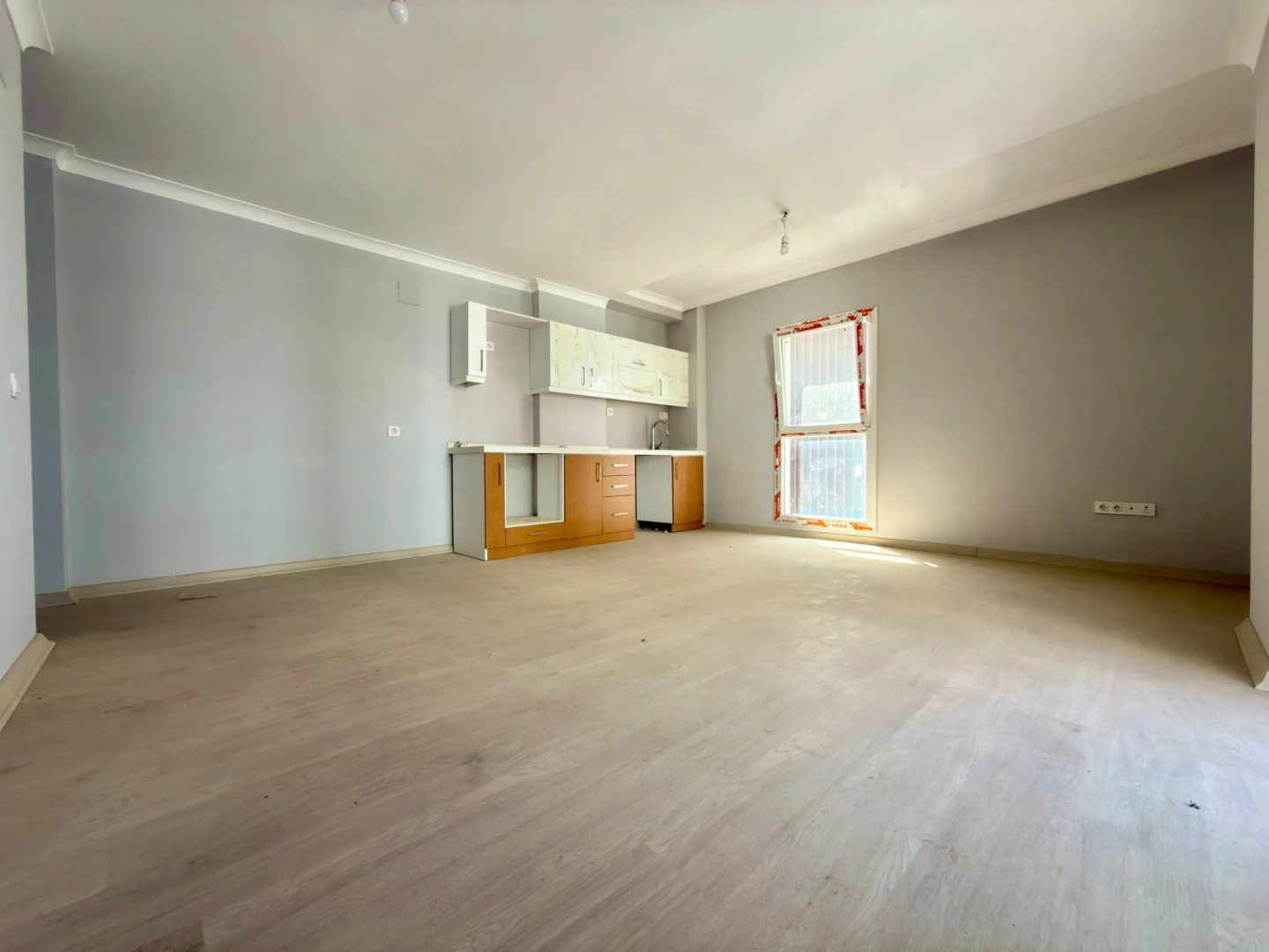 YÜKSELDEN KADIKÖYDE HAVUZLU ÖN CEPHE GENİŞ BALKONLU 1+1LÜX DAİRE