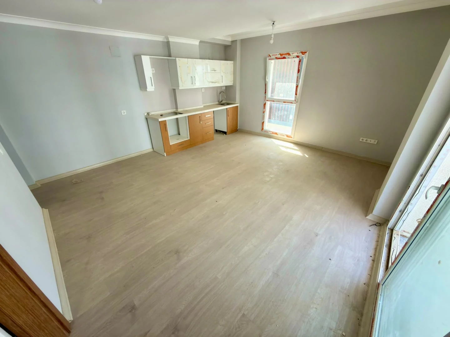 YÜKSELDEN KADIKÖYDE HAVUZLU ÖN CEPHE GENİŞ BALKONLU 1+1LÜX DAİRE