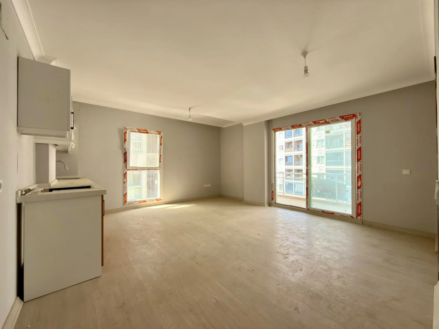 YÜKSELDEN KADIKÖYDE HAVUZLU ÖN CEPHE GENİŞ BALKONLU 1+1LÜX DAİRE
