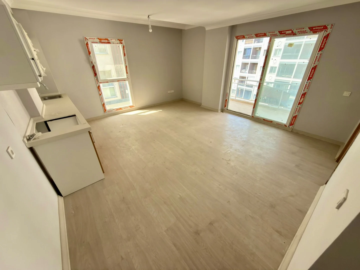 YÜKSELDEN KADIKÖYDE HAVUZLU ÖN CEPHE GENİŞ BALKONLU 1+1LÜX DAİRE