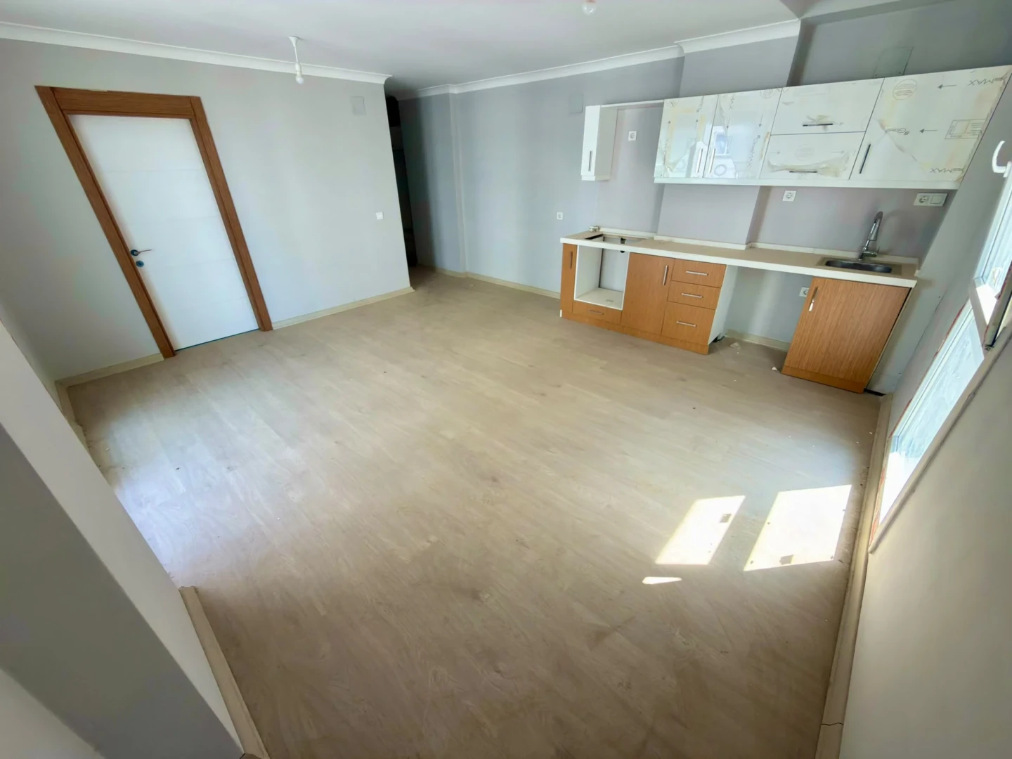 YÜKSELDEN KADIKÖYDE HAVUZLU ÖN CEPHE GENİŞ BALKONLU 1+1LÜX DAİRE