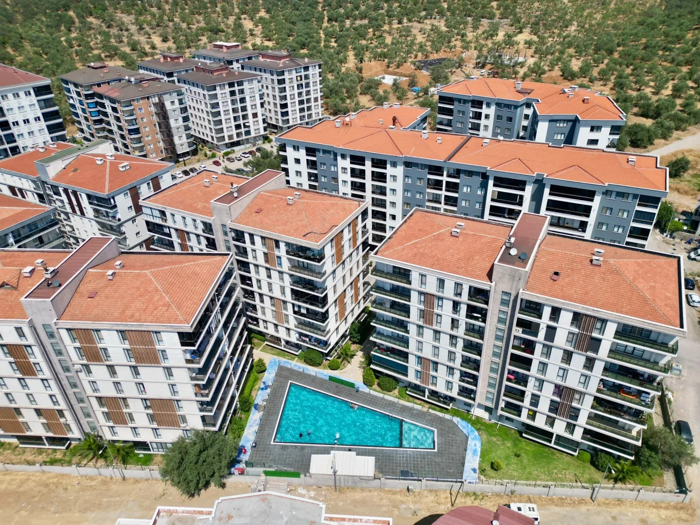 YÜKSELDEN KADIKÖYDE HAVUZLU ÖN CEPHE GENİŞ BALKONLU 1+1LÜX DAİRE