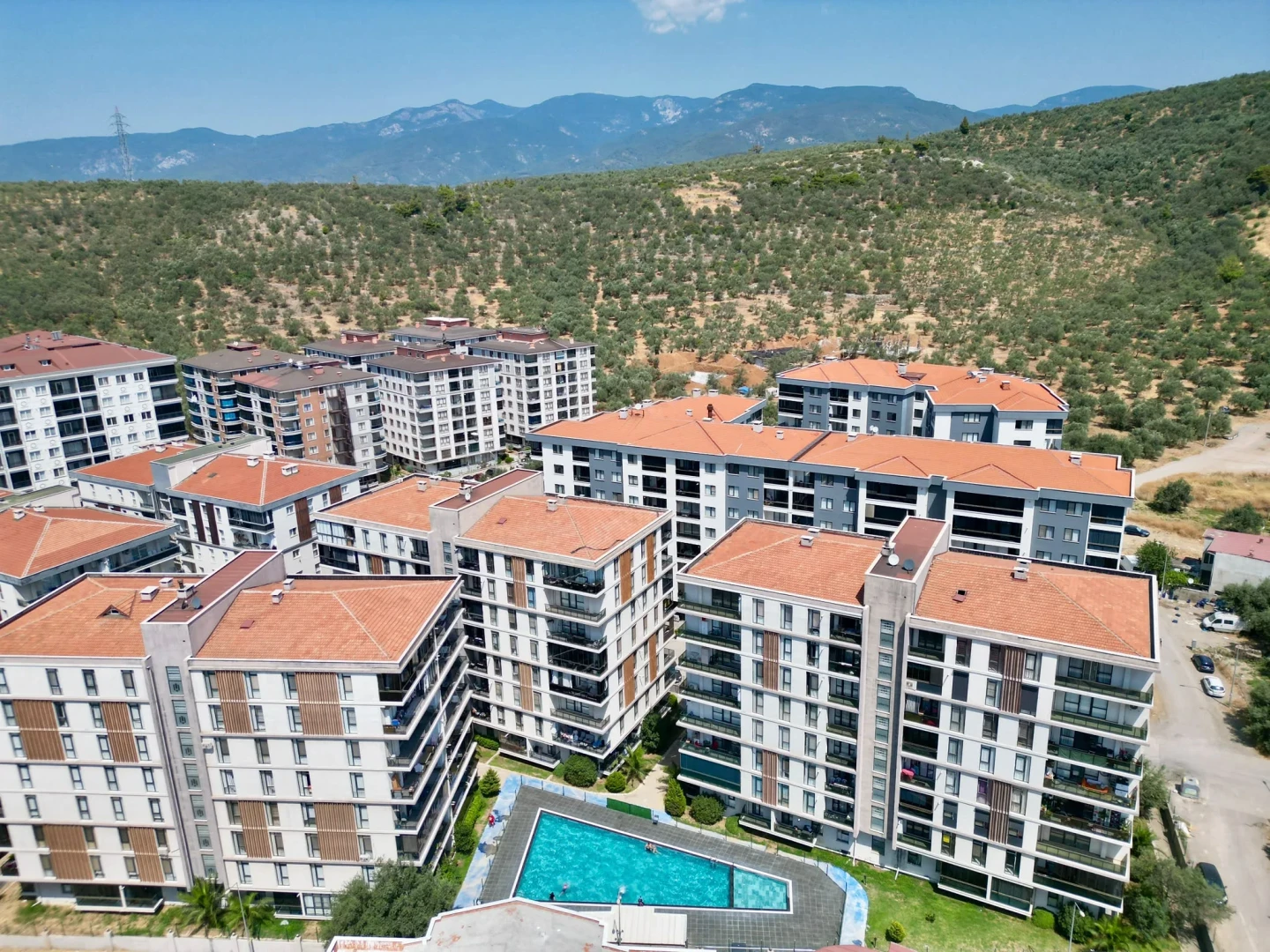 YÜKSELDEN KADIKÖYDE HAVUZLU ÖN CEPHE GENİŞ BALKONLU 1+1LÜX DAİRE