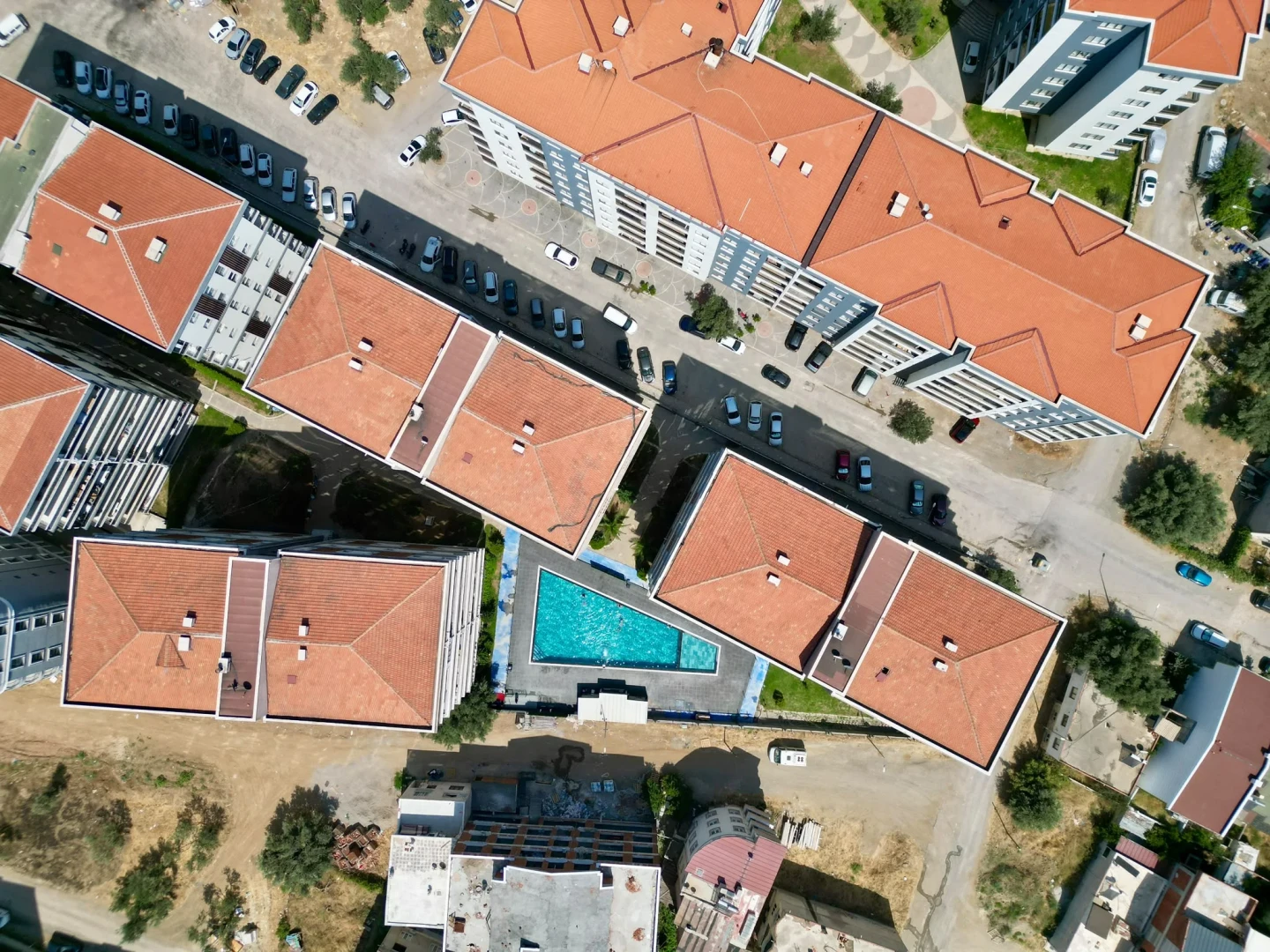 YÜKSELDEN KADIKÖYDE HAVUZLU ÖN CEPHE GENİŞ BALKONLU 1+1LÜX DAİRE