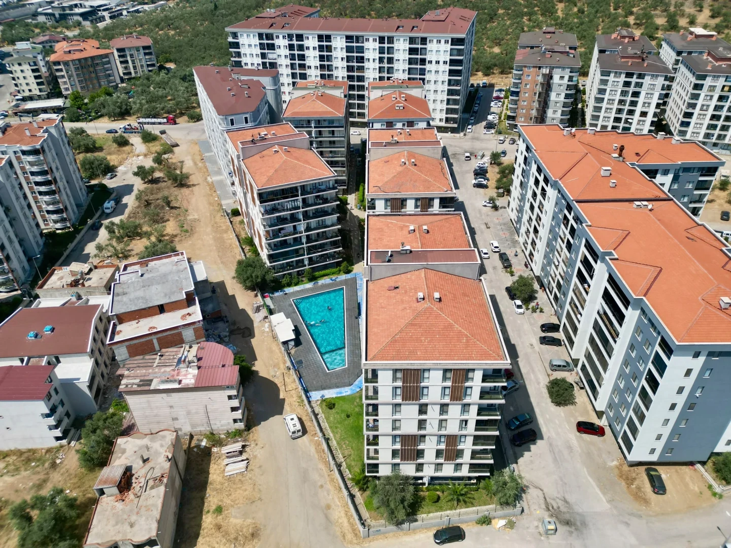 YÜKSELDEN KADIKÖYDE HAVUZLU ÖN CEPHE GENİŞ BALKONLU 1+1LÜX DAİRE